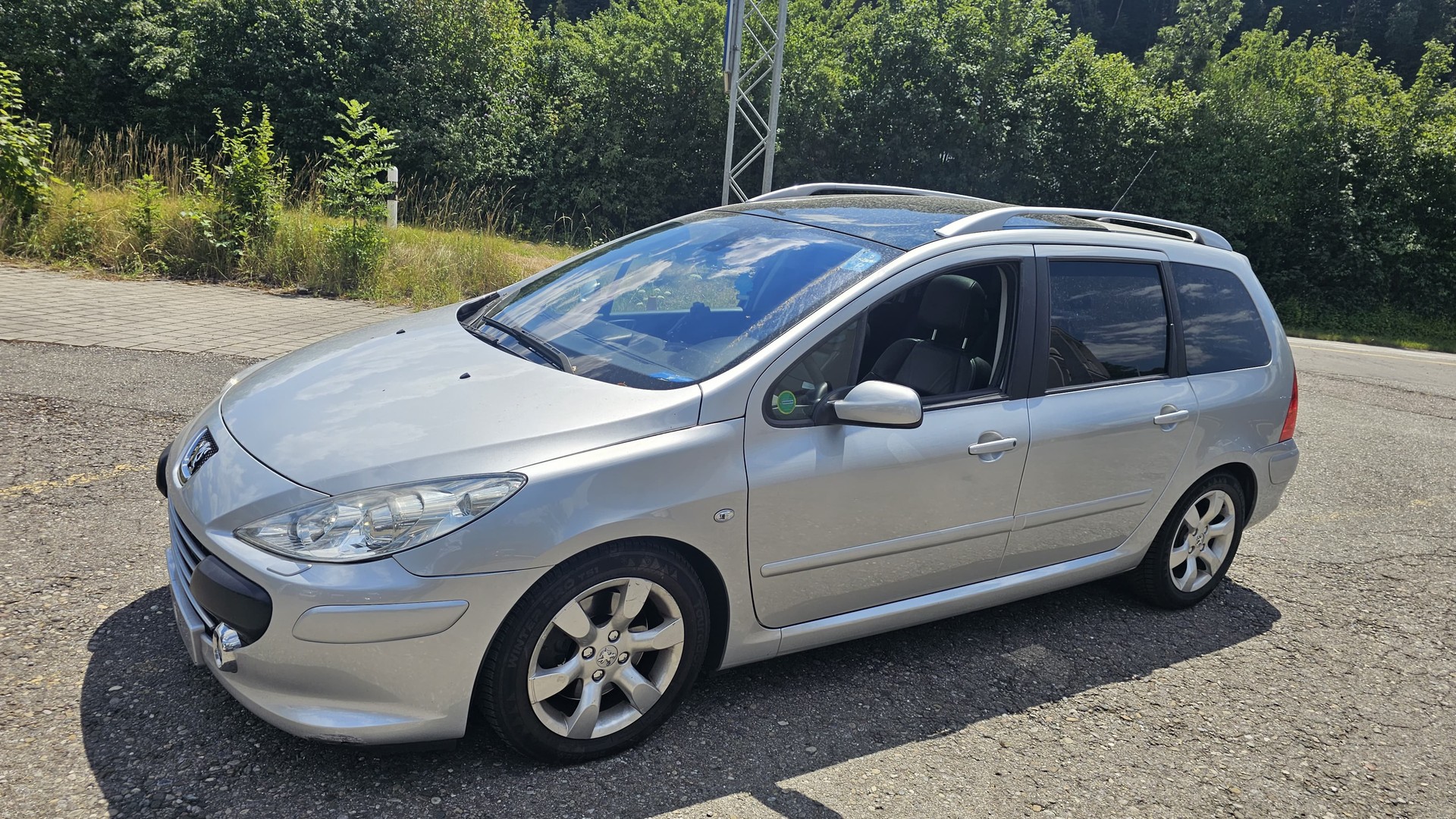 PEUGEOT 307 SW 2.0 HDI Black&Silver Edition-image-9
