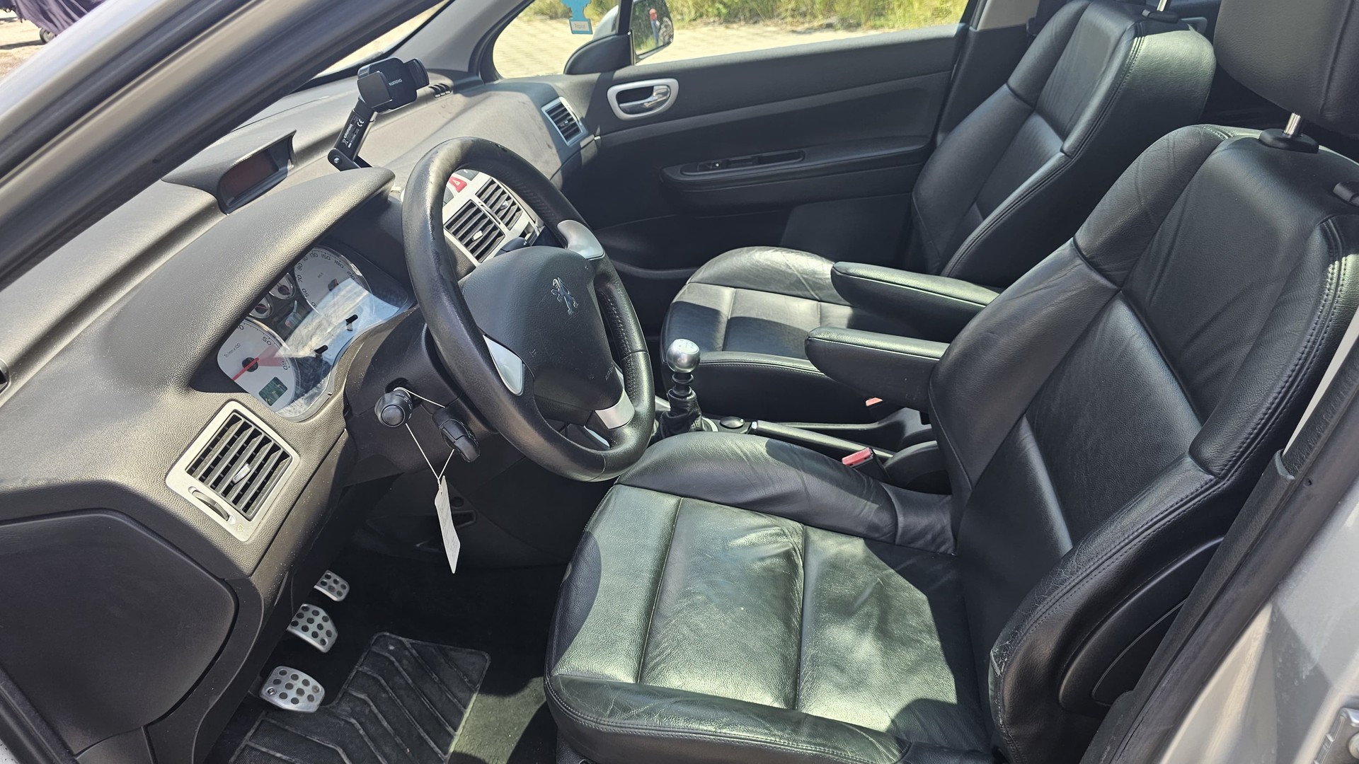 PEUGEOT 307 SW 2.0 HDI Black&Silver Edition-image-7
