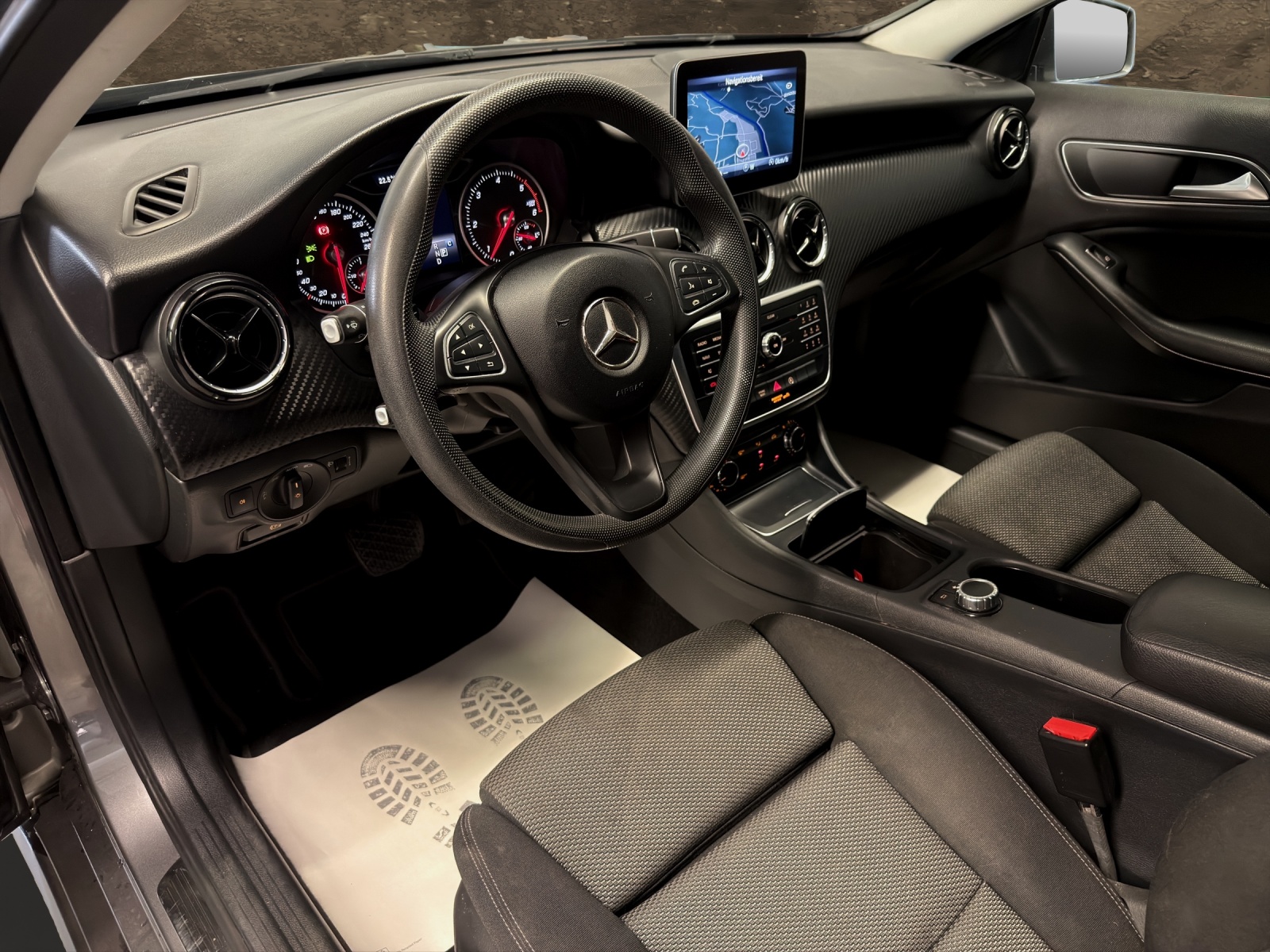 MERCEDES-BENZ GLA 180 d 7G-DCT-image-6