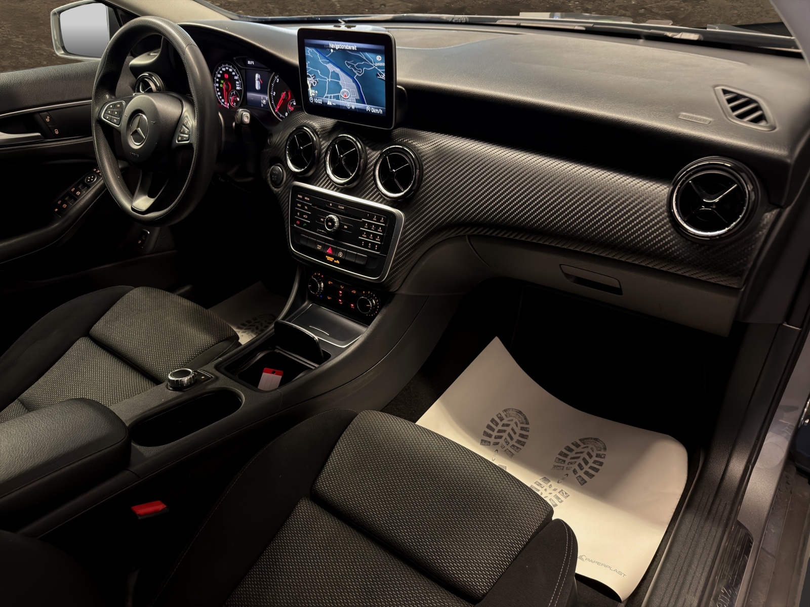 MERCEDES-BENZ GLA 180 d 7G-DCT-image-7