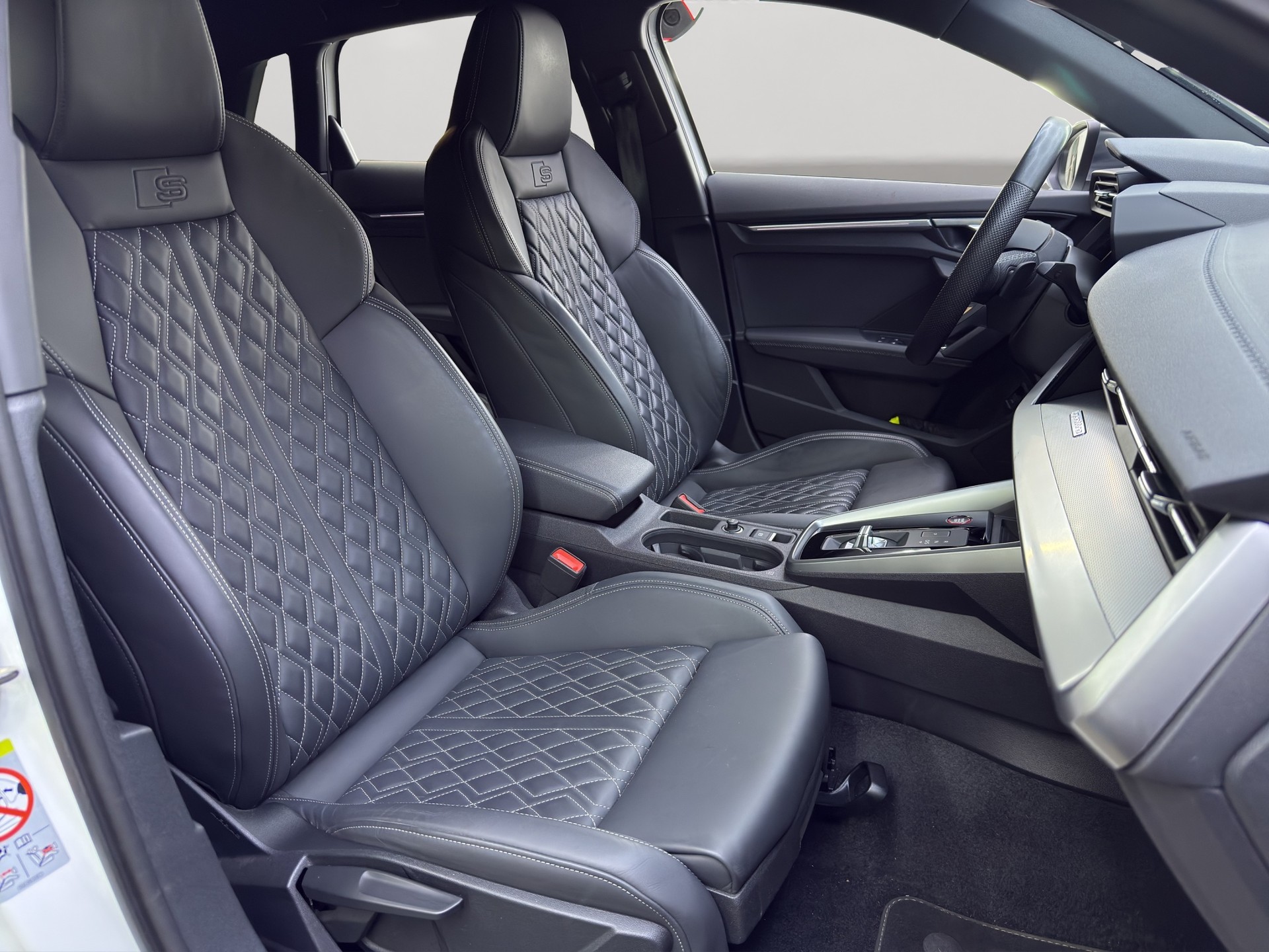 AUDI S3 Sportback 2.0 TFSI quattro S-tronic-image-14