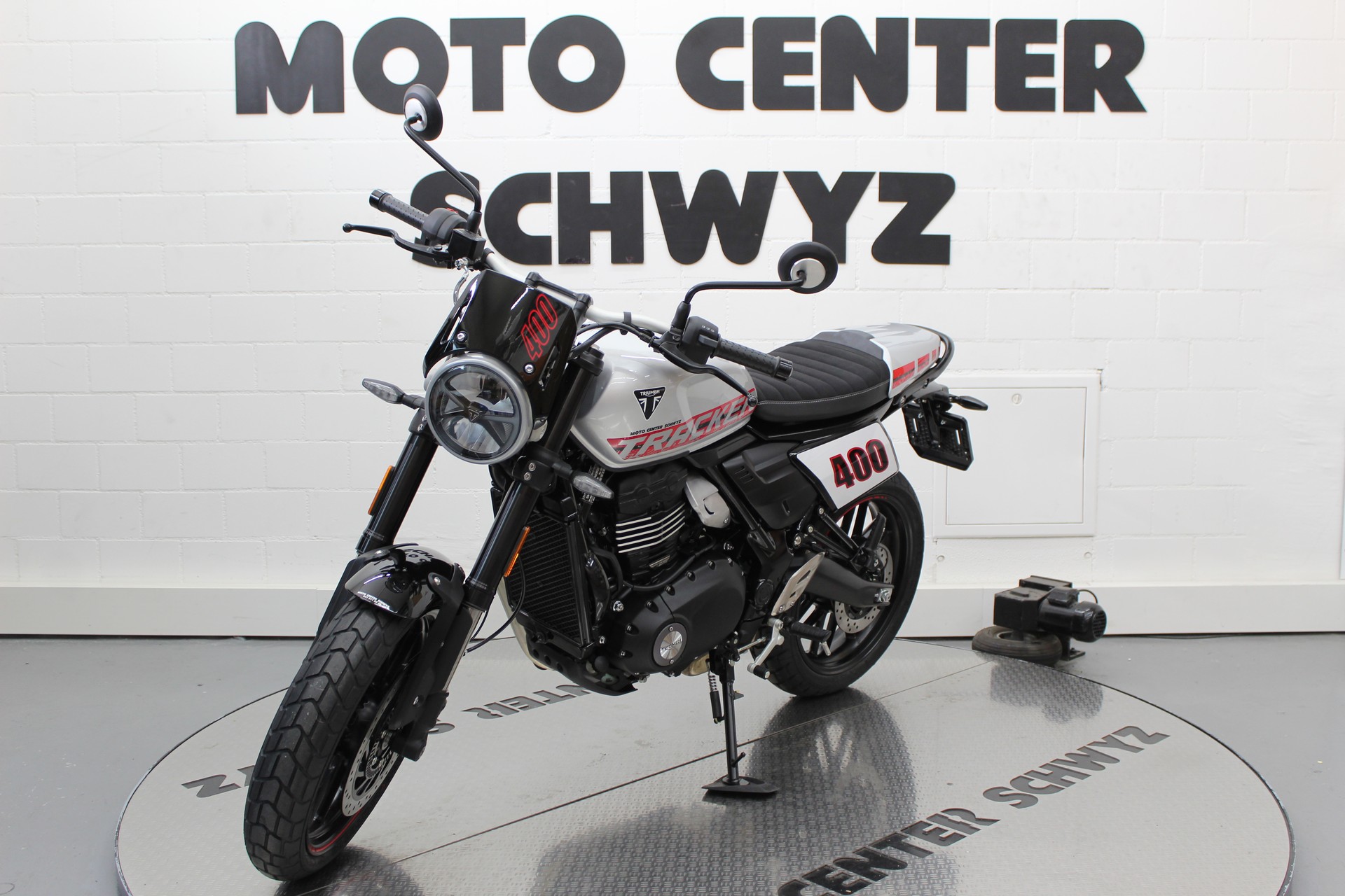 TRIUMPH Tracker 400-showroom-element-3