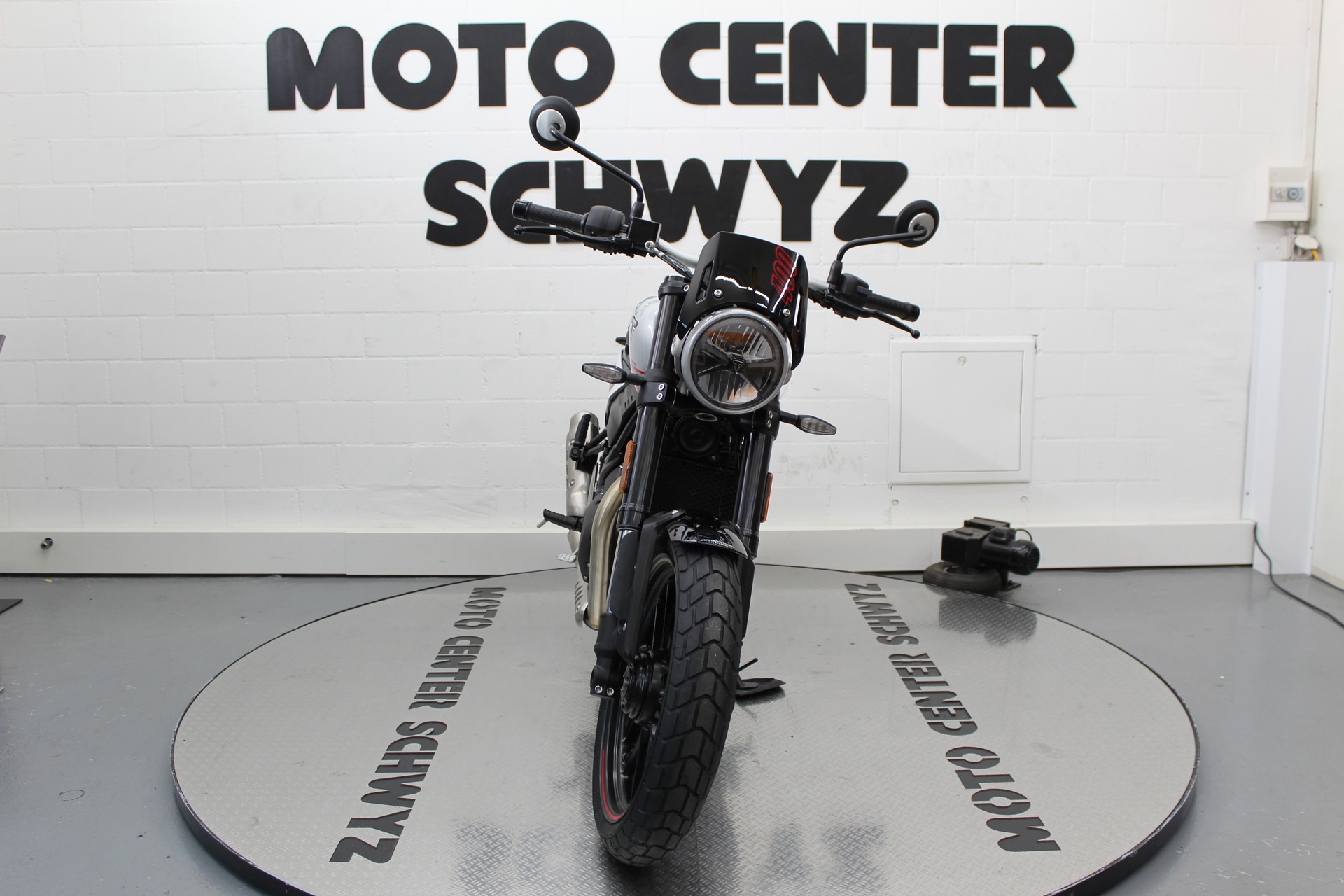 TRIUMPH Tracker 400-showroom-element-2