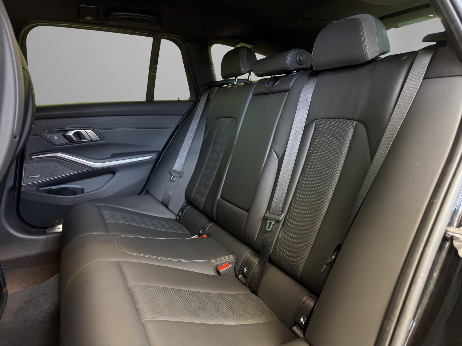 BMW M3 Competition xDrive Touring-image-19