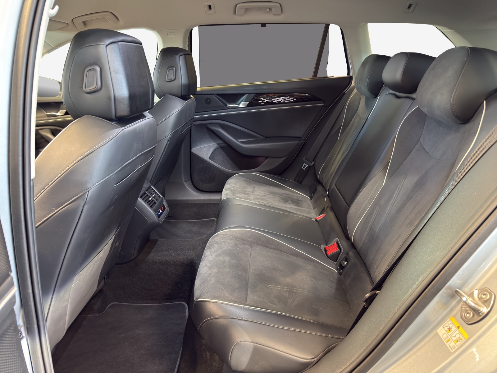 VW Passat Variant 2.0 TDI evo Elegance 4 Motion DSG-image-11