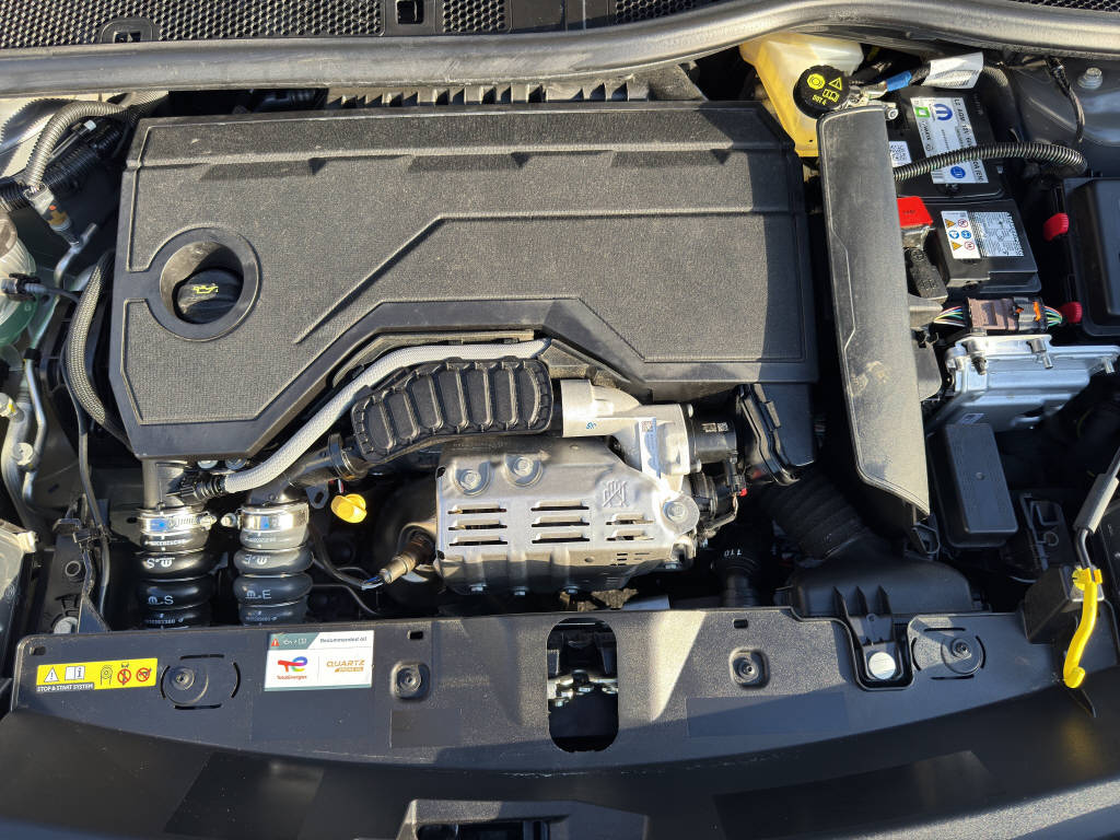 PEUGEOT 2008 1.2 Hybrid 145 GT-image-14