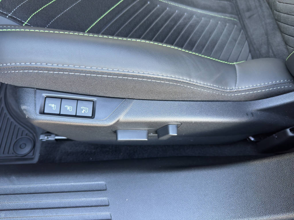 PEUGEOT 2008 1.2 Hybrid 145 GT-image-12