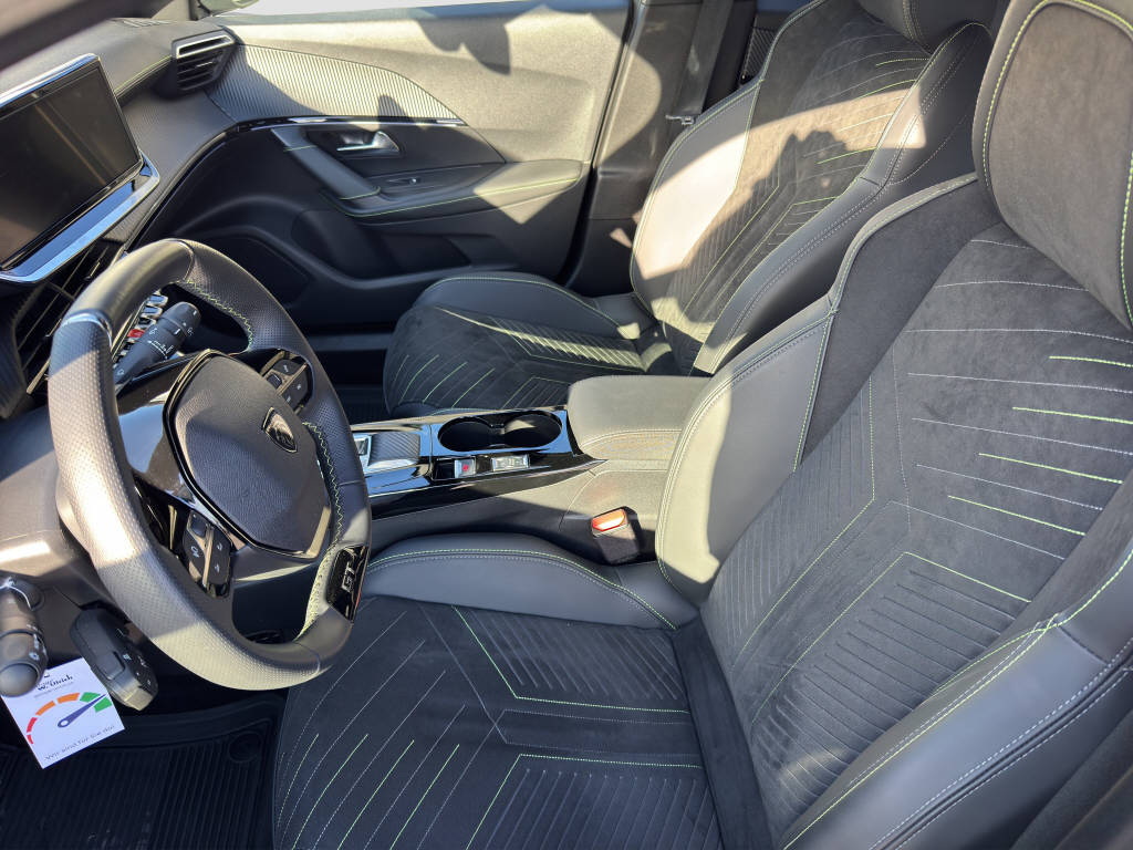 PEUGEOT 2008 1.2 Hybrid 145 GT-image-8