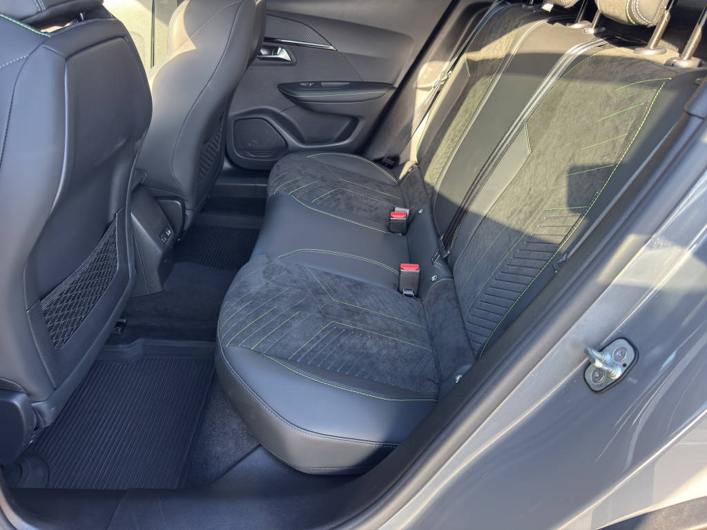 PEUGEOT 2008 1.2 Hybrid 145 GT-image-11