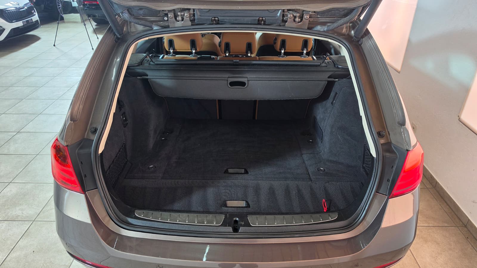 BMW 328i xDrive Touring Luxury Line Steptronic-image-12