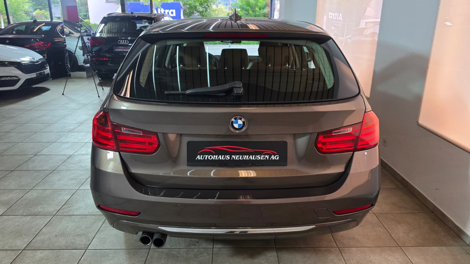 BMW 328i xDrive Touring Luxury Line Steptronic-image-13