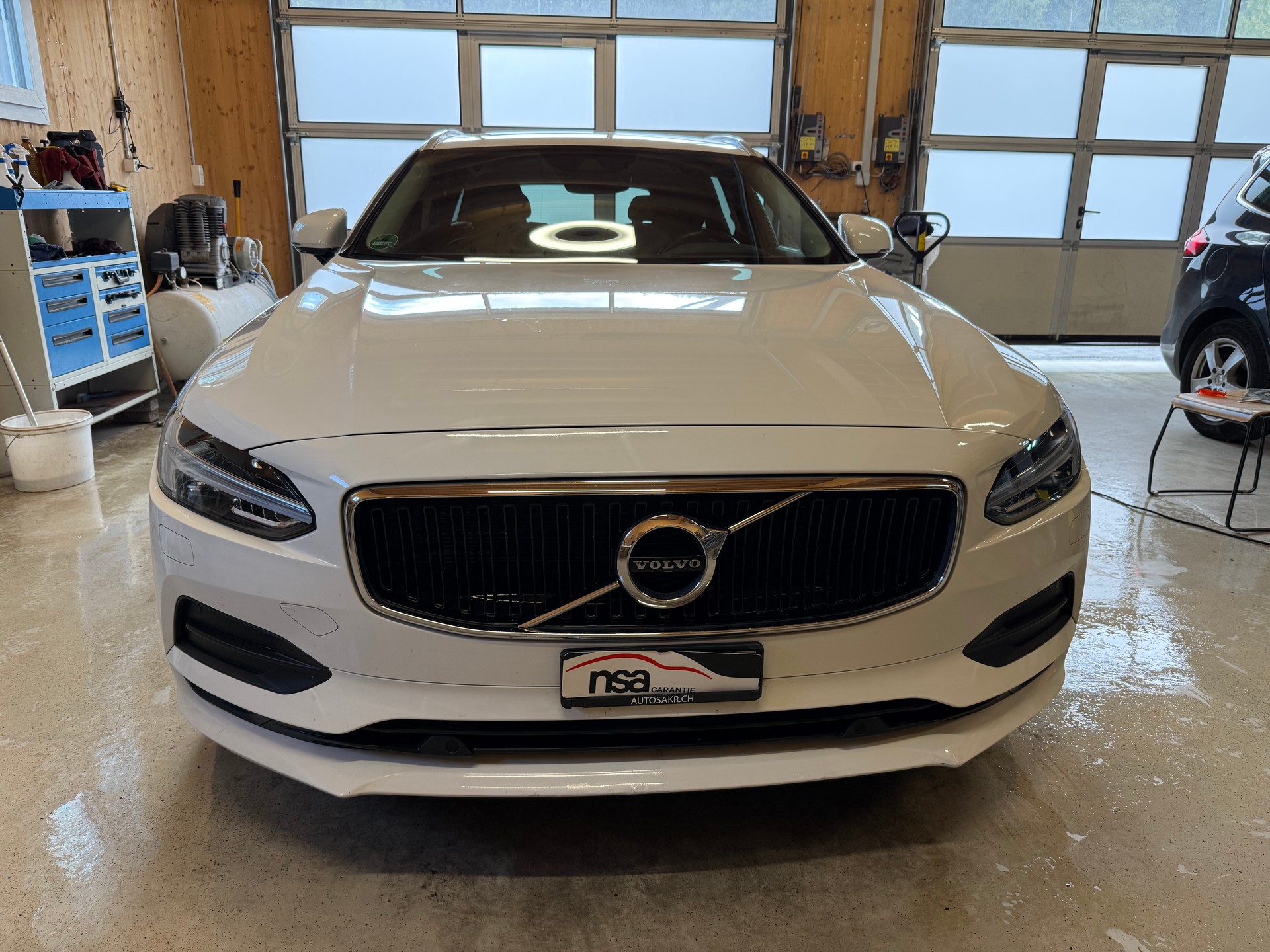 VOLVO V90 D4 AWD Momentum Geartronic-showroom-element-1