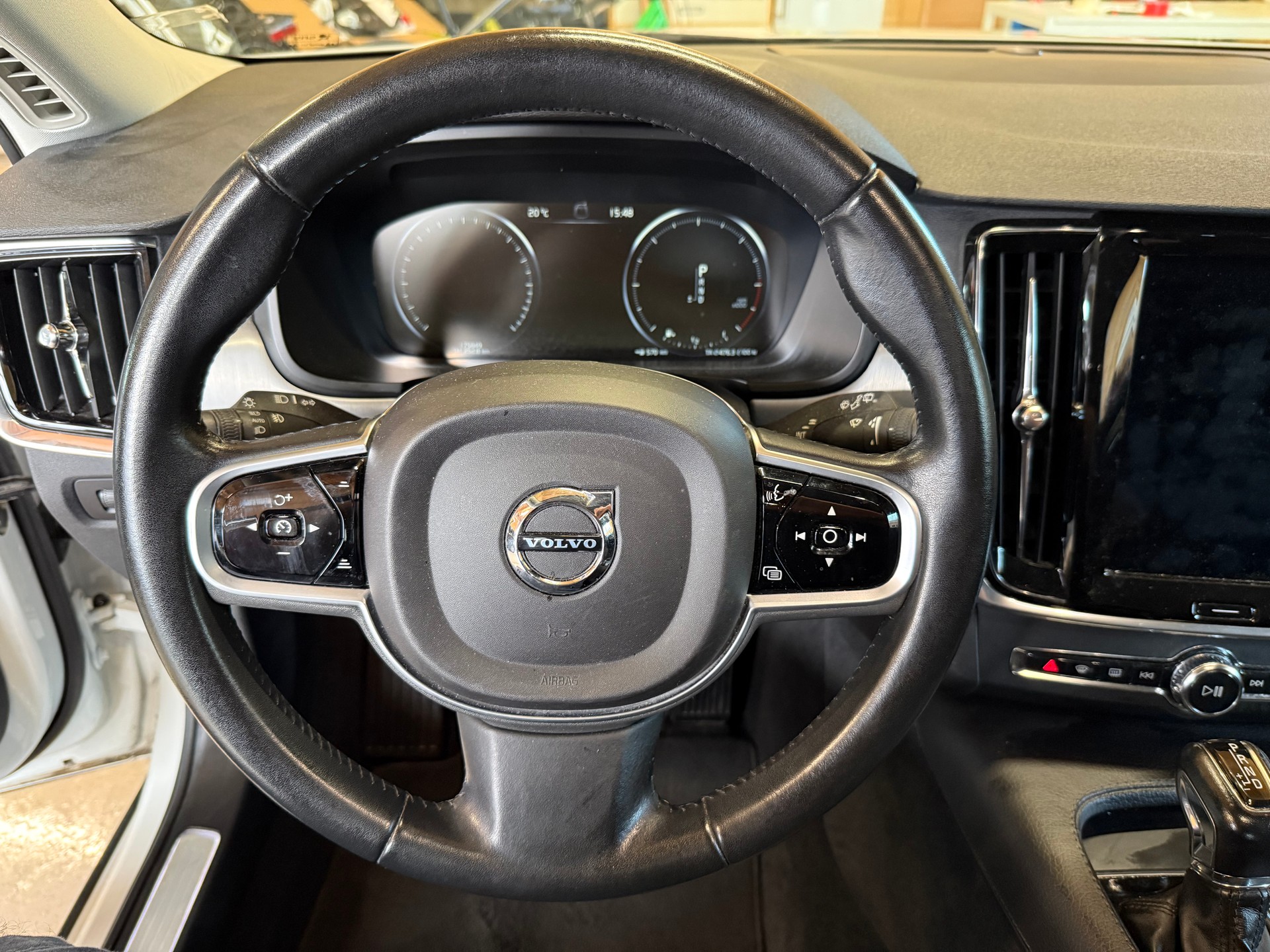 VOLVO V90 D4 AWD Momentum Geartronic-image-9