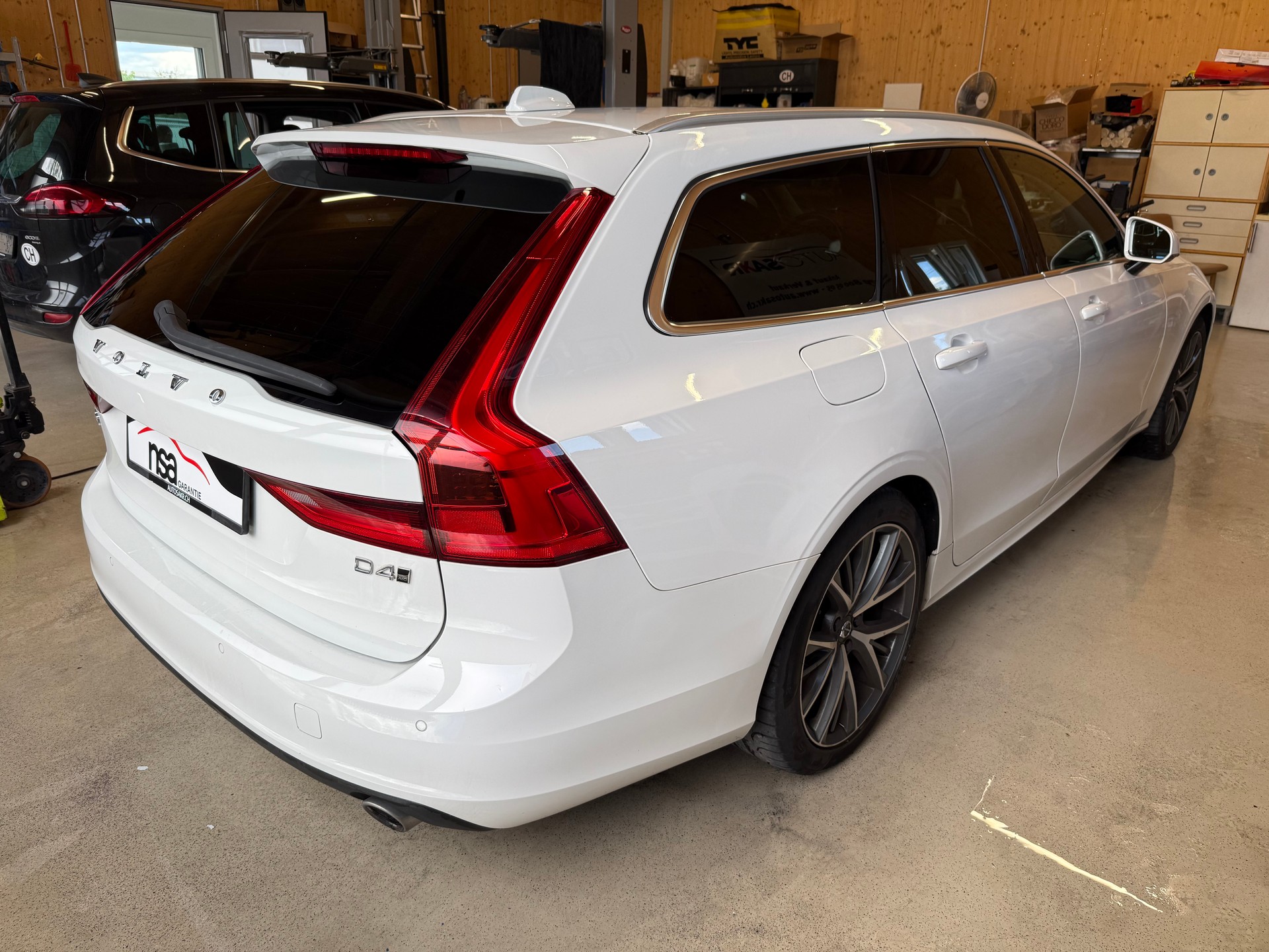 VOLVO V90 D4 AWD Momentum Geartronic-showroom-element-3