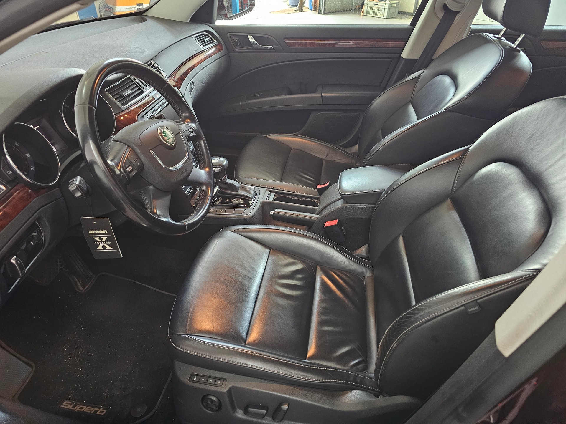 SKODA Superb Combi 1.8 TSI Elegance DSG-image-4