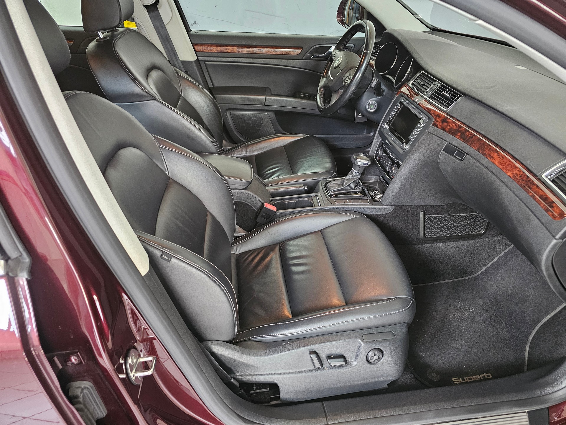 SKODA Superb Combi 1.8 TSI Elegance DSG-image-2