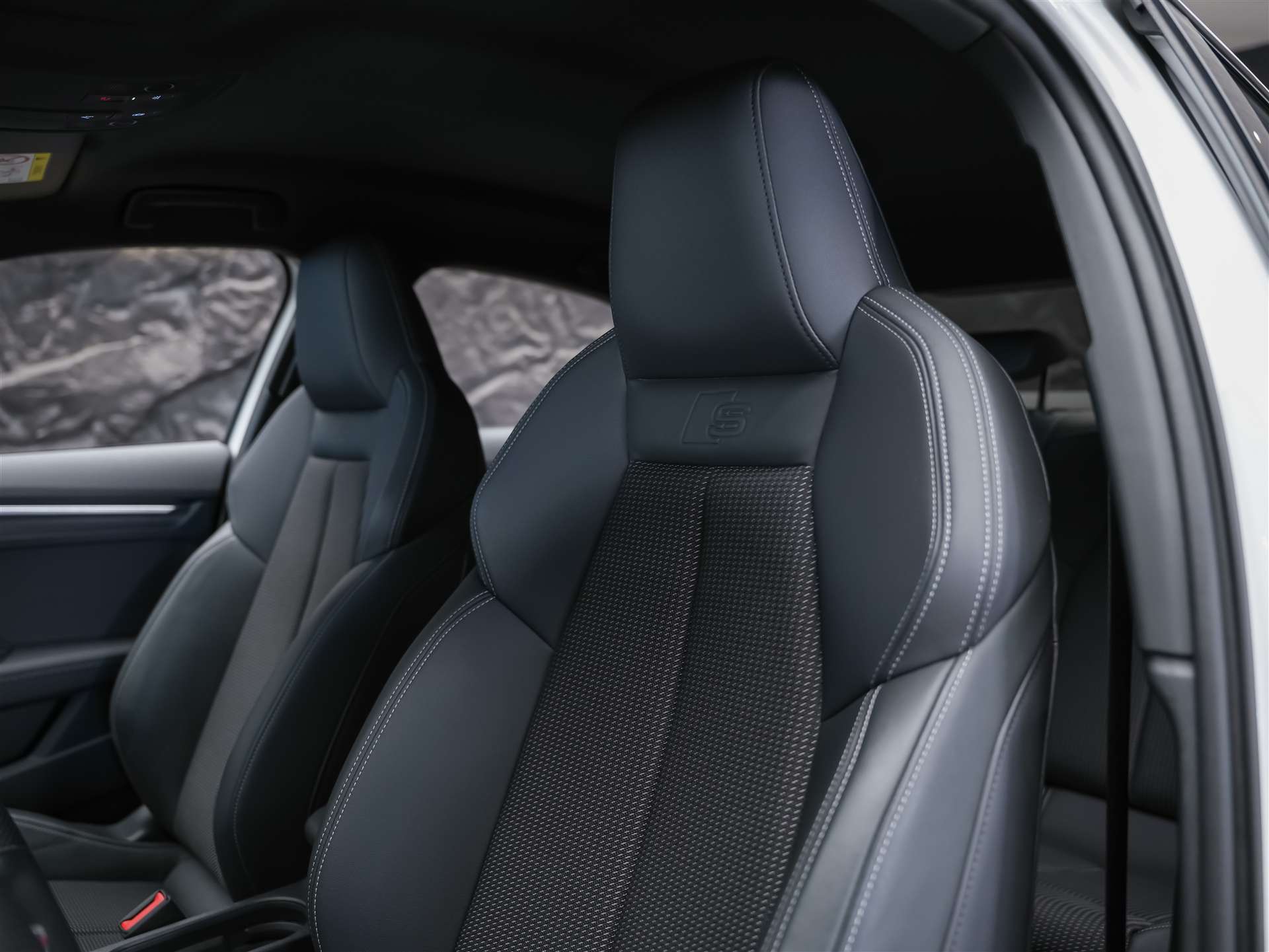 AUDI S3 Limousine 2.0 TFSI quattro S-tronic *Abstandsregler*Sitzheizung*Rückfahrkamera*-image-9