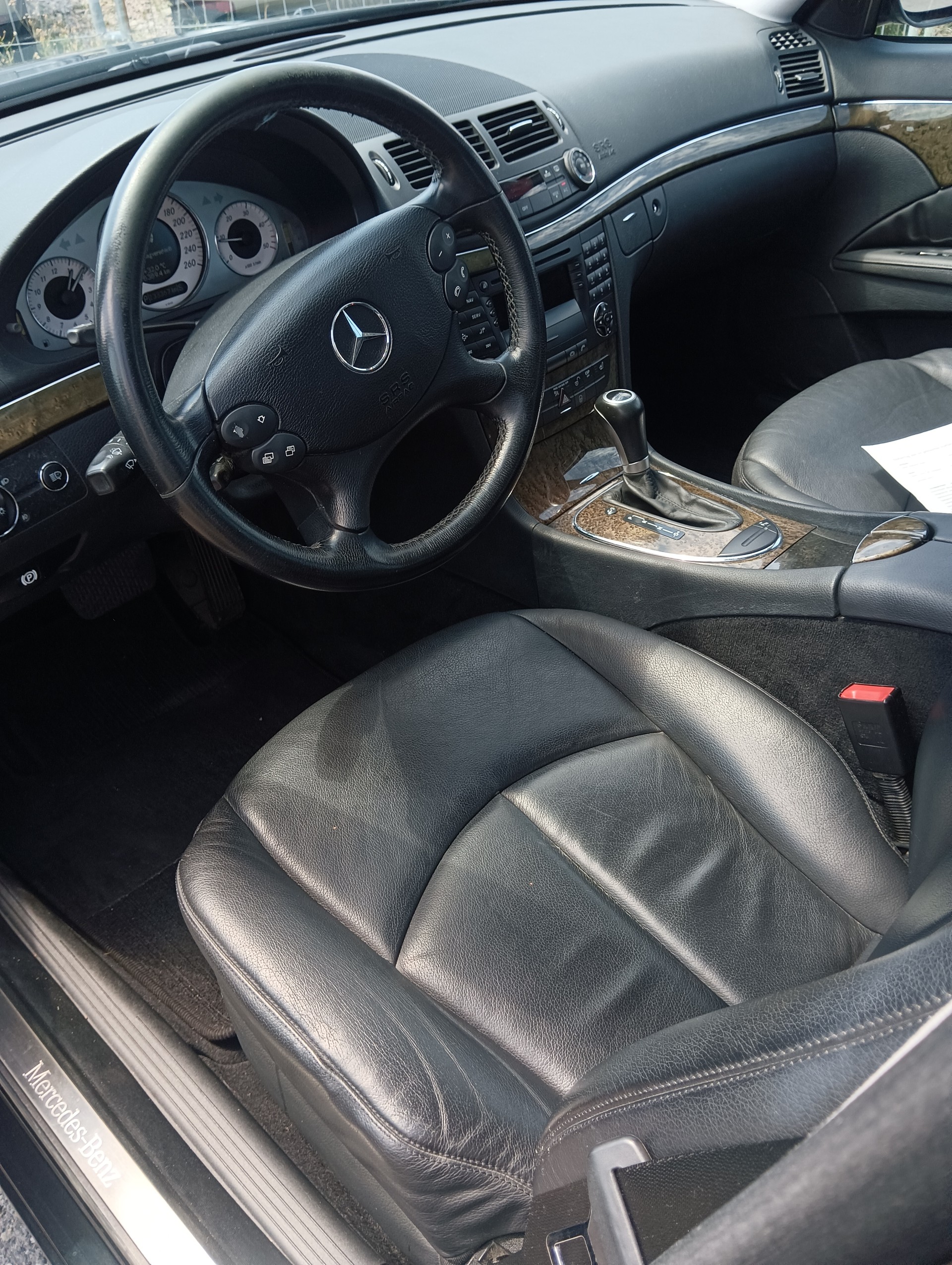 MERCEDES-BENZ E 220-image-5