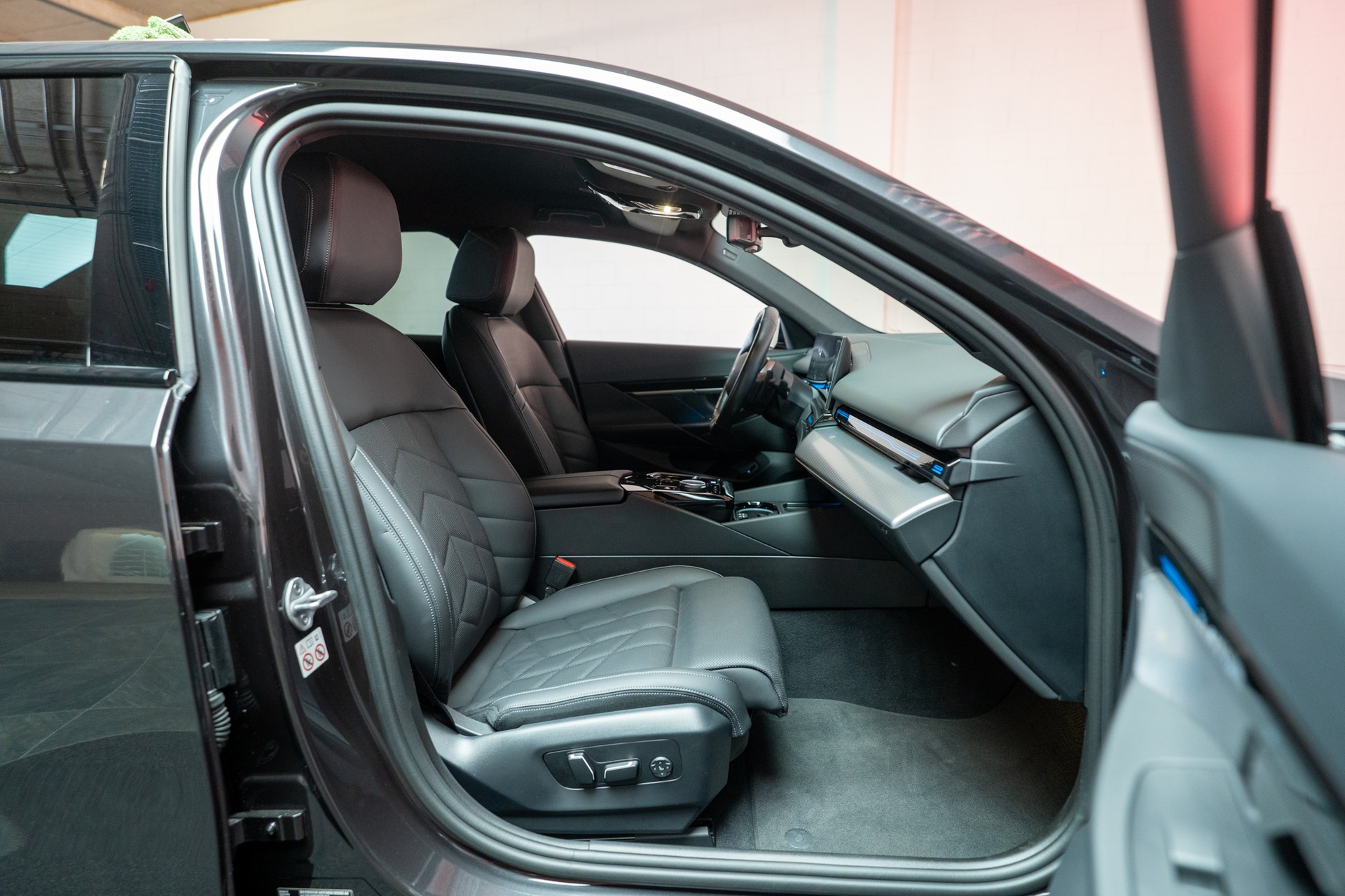 BMW 520i M Sport / Rückfahrkamera / El. Sitze-image-14