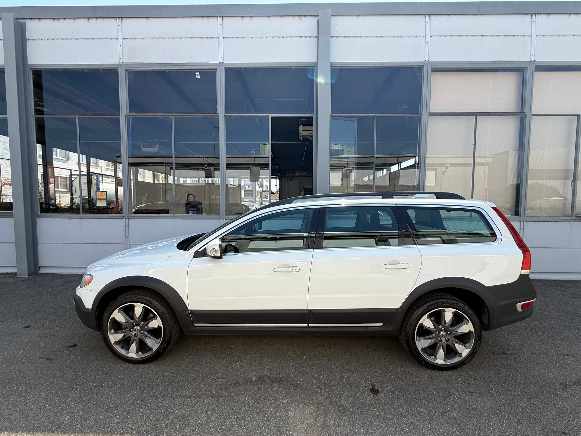 VOLVO XC70 D5 AWD Momentum Geartronic *Ab MFK *Tempomat *Lederausstattung *Sitzheizung *Notrad-image-7