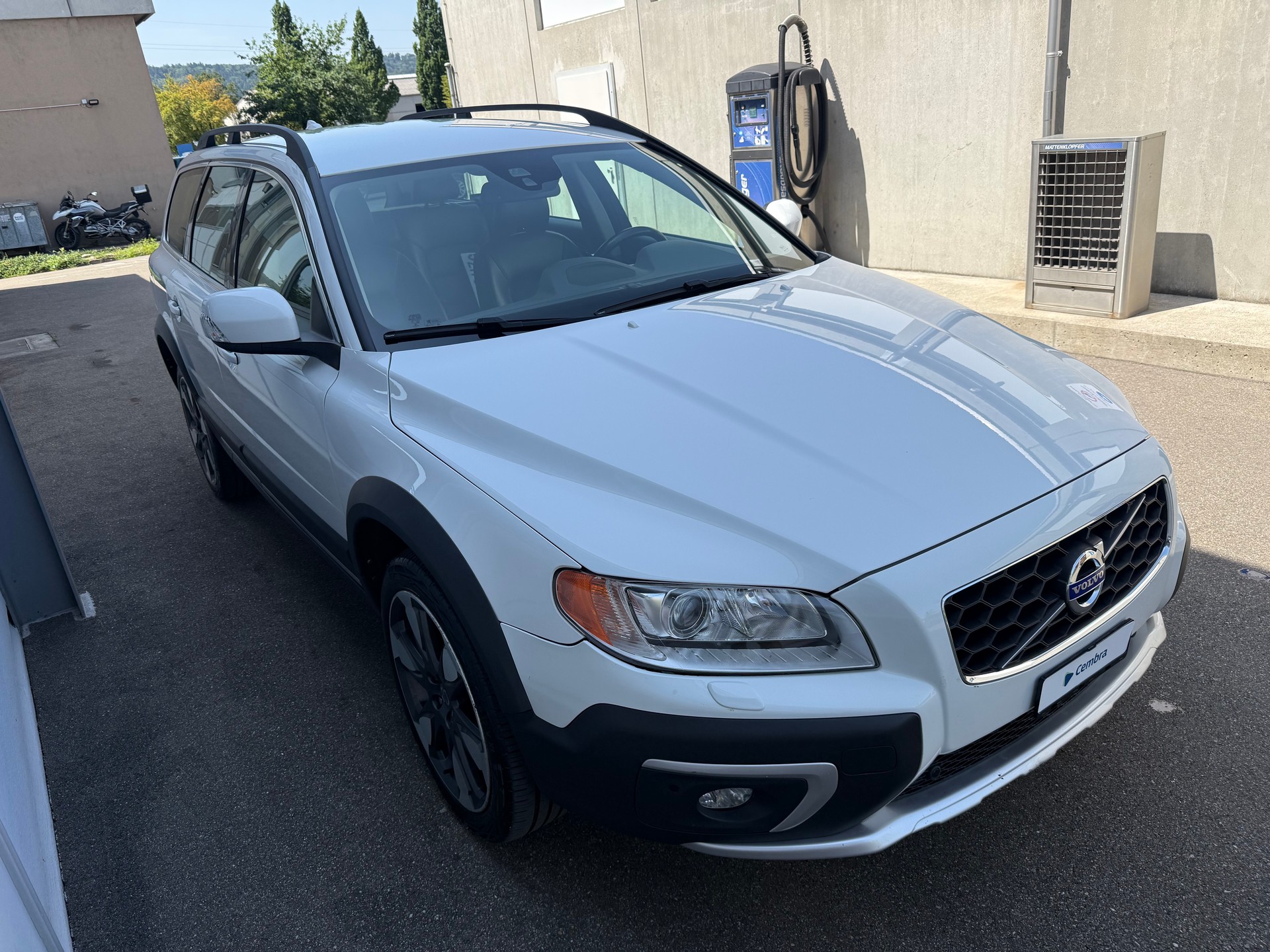 VOLVO XC70 D5 AWD Momentum Geartronic *Ab MFK *Tempomat *Lederausstattung *Sitzheizung *Notrad-image-1