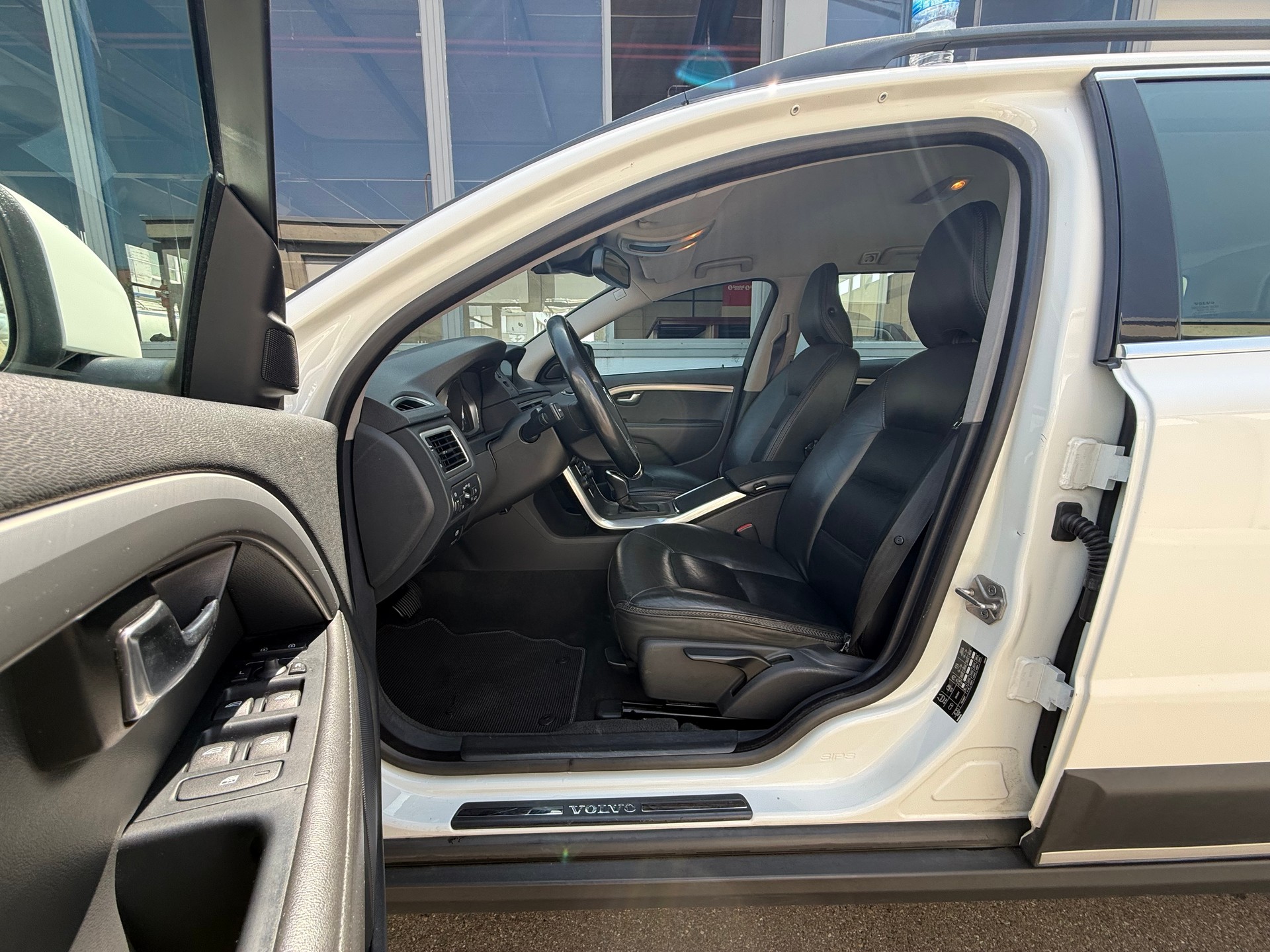 VOLVO XC70 D5 AWD Momentum Geartronic *Ab MFK *Tempomat *Lederausstattung *Sitzheizung *Notrad-image-8