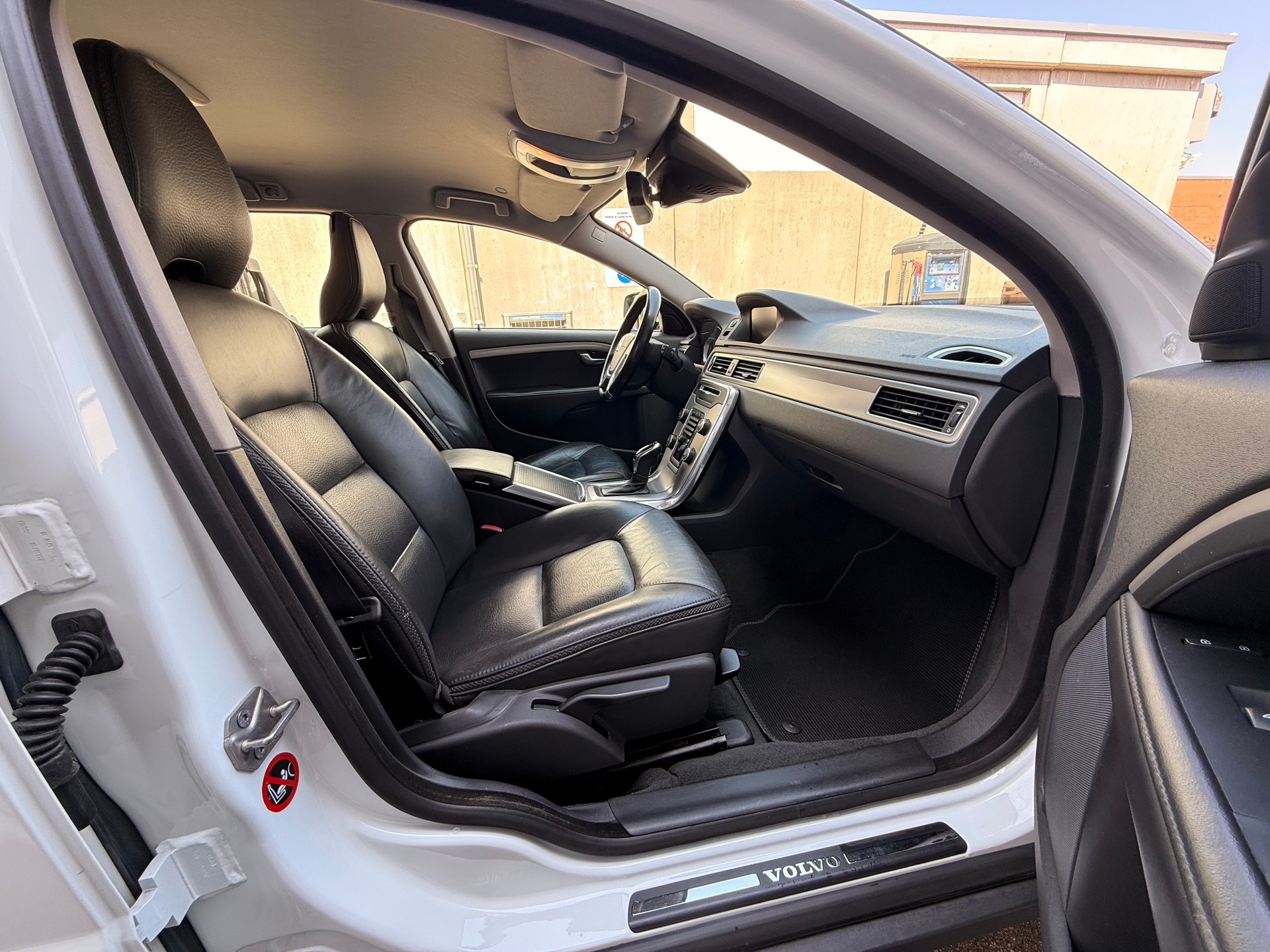 VOLVO XC70 D5 AWD Momentum Geartronic *Ab MFK *Tempomat *Lederausstattung *Sitzheizung *Notrad-image-14