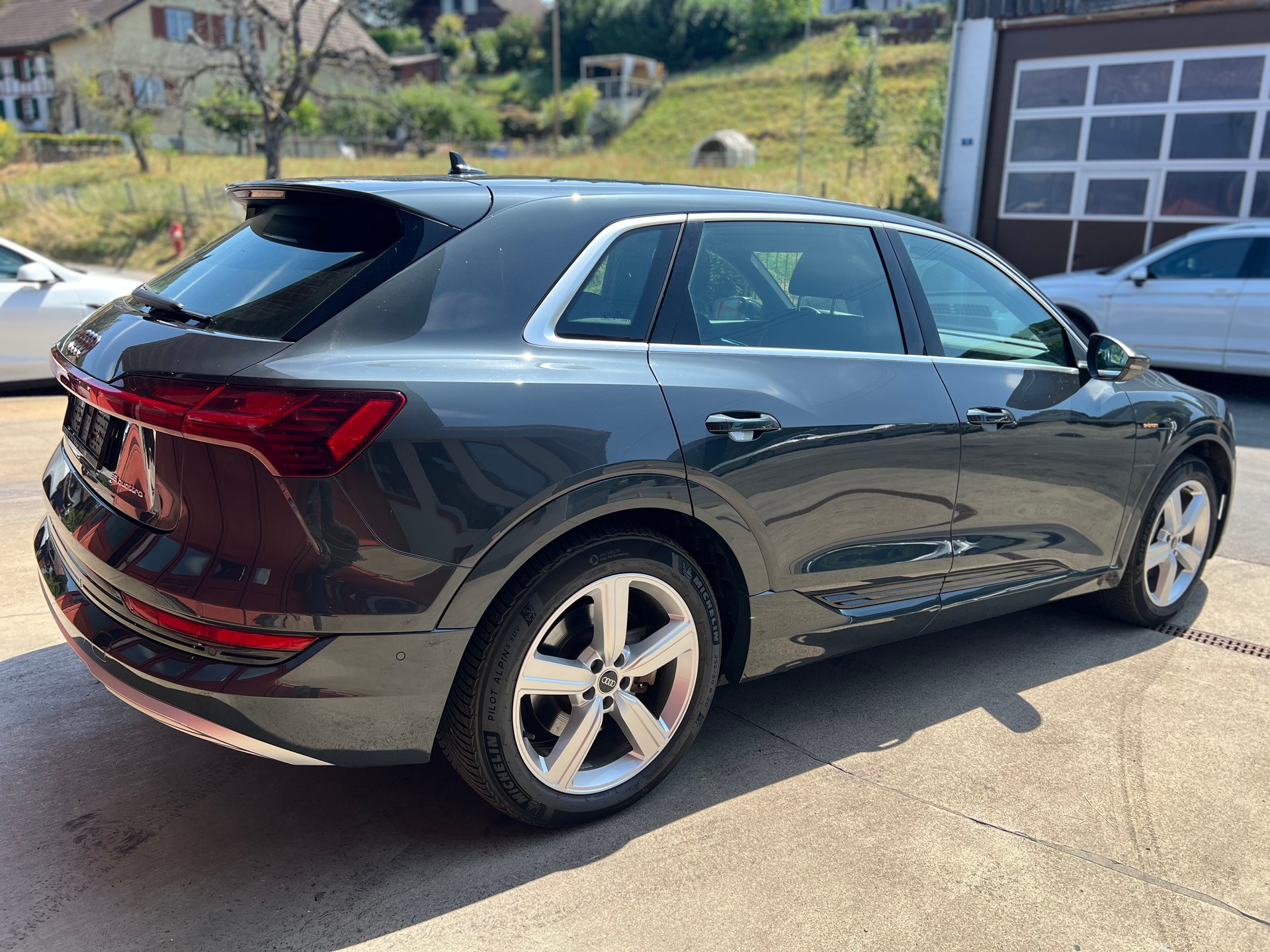 AUDI e-tron 55 S Line quattro-image-5