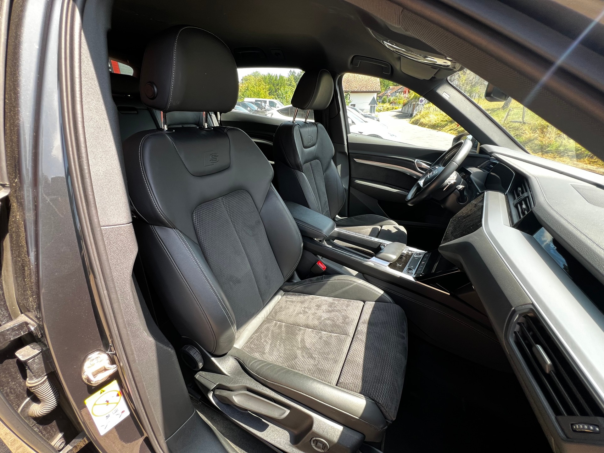 AUDI e-tron 55 S Line quattro-image-9