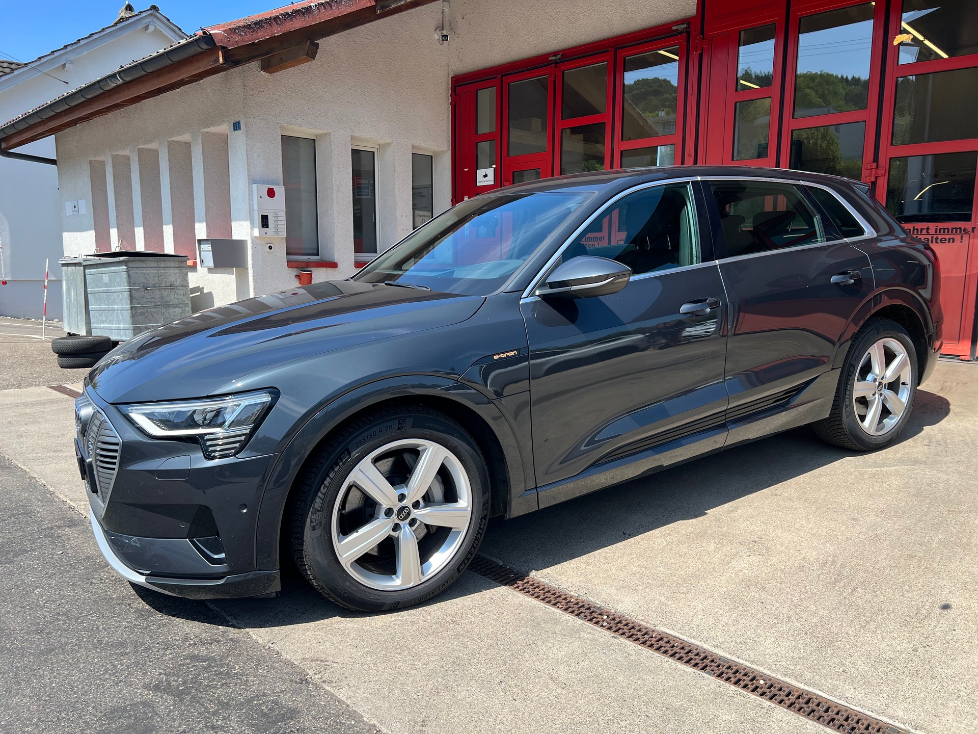 AUDI e-tron 55 S Line quattro-image-1
