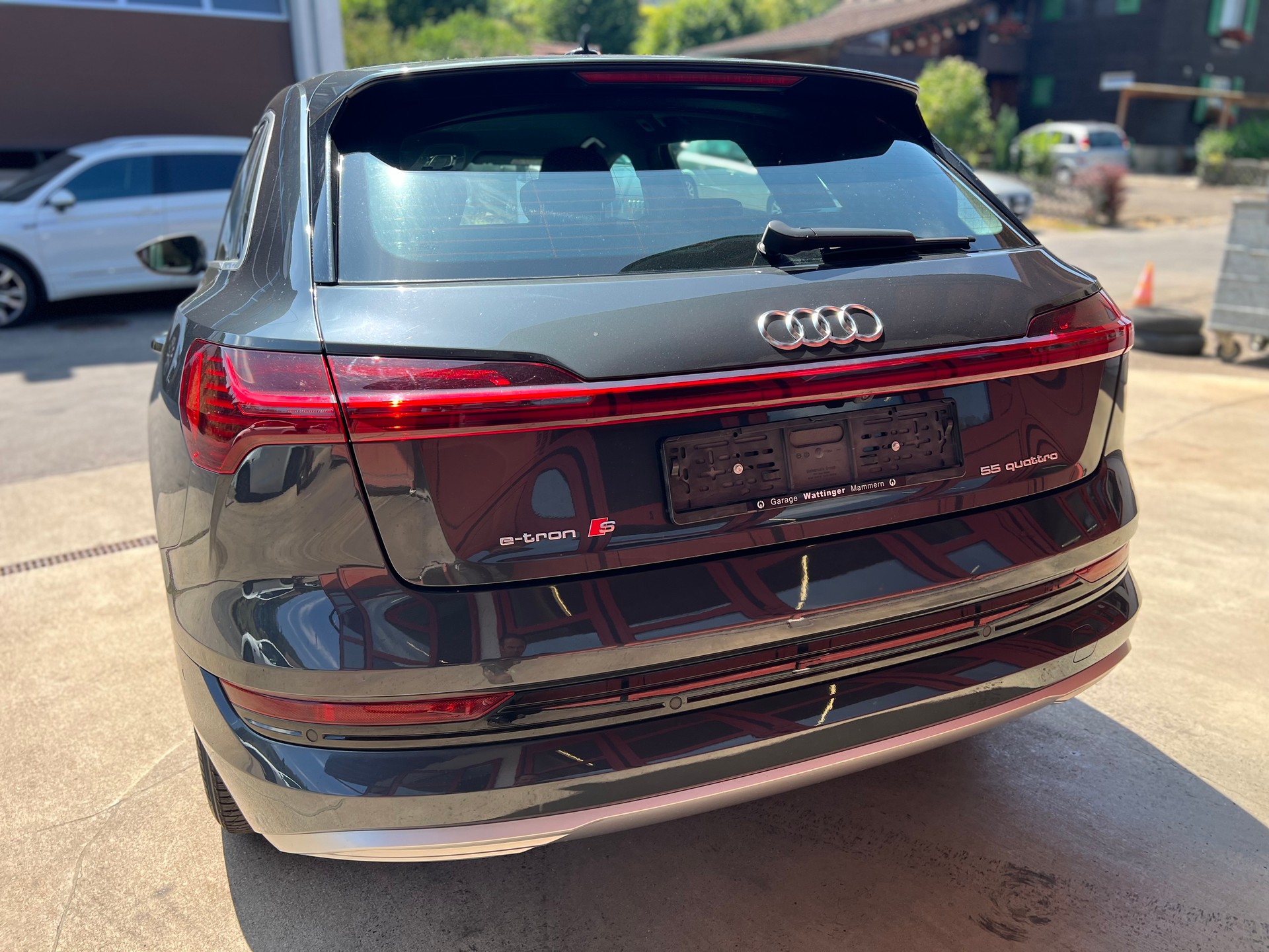 AUDI e-tron 55 S Line quattro-image-4