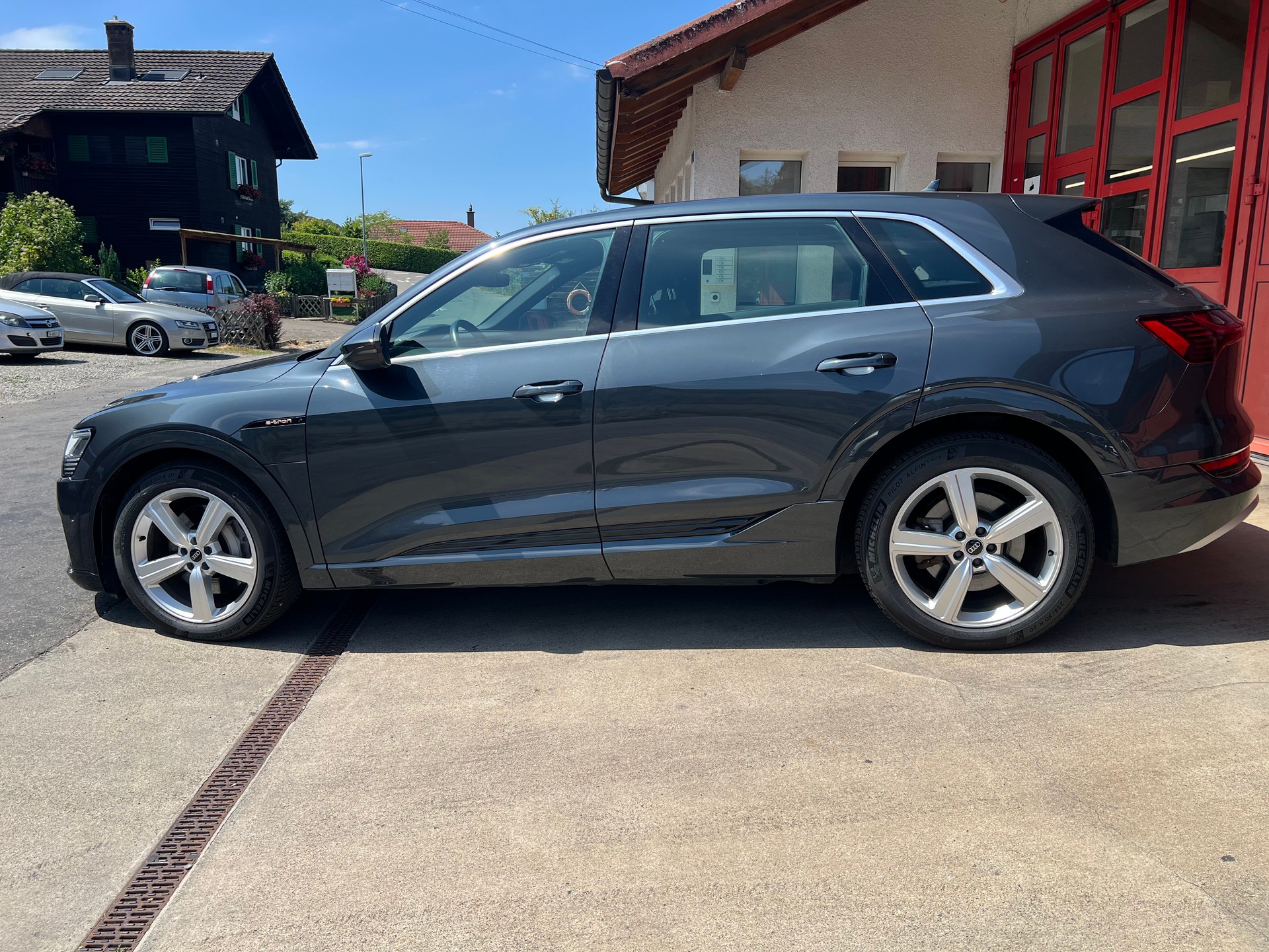 AUDI e-tron 55 S Line quattro-image-2