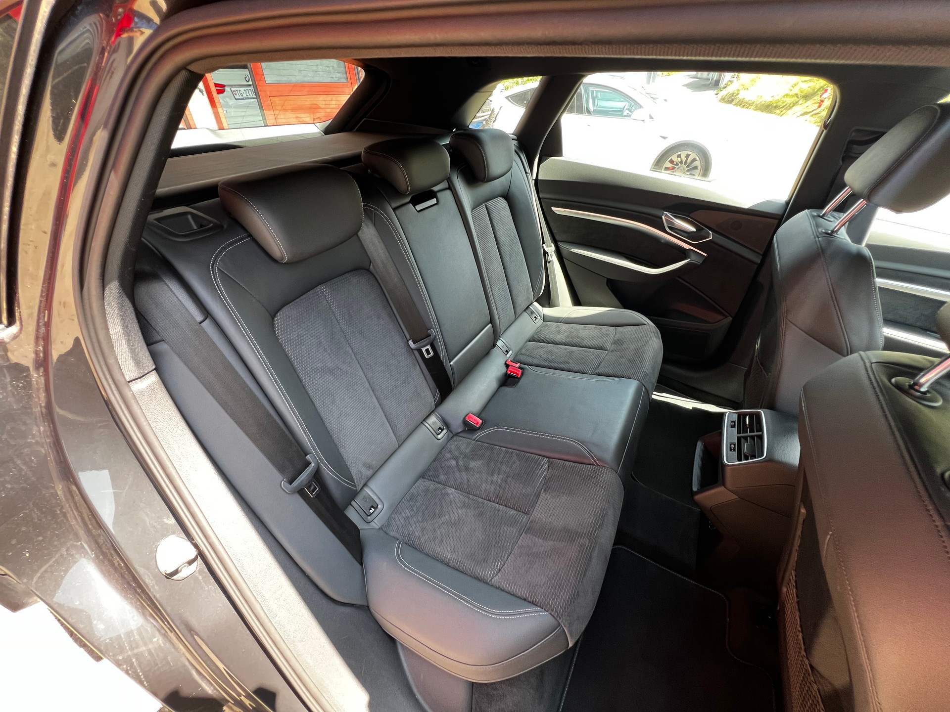 AUDI e-tron 55 S Line quattro-image-10