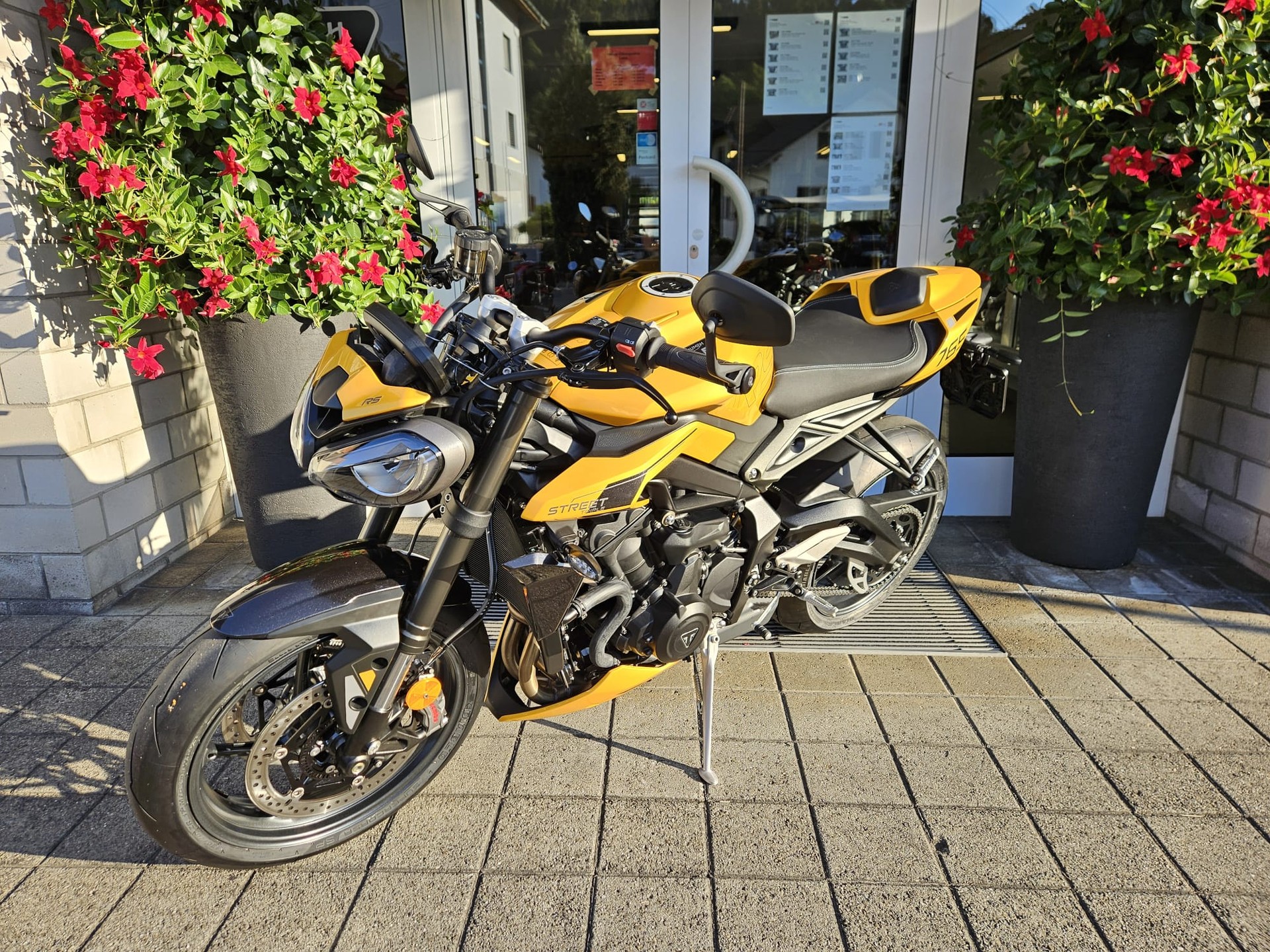 TRIUMPH Street Triple 765 RS-showroom-element-3