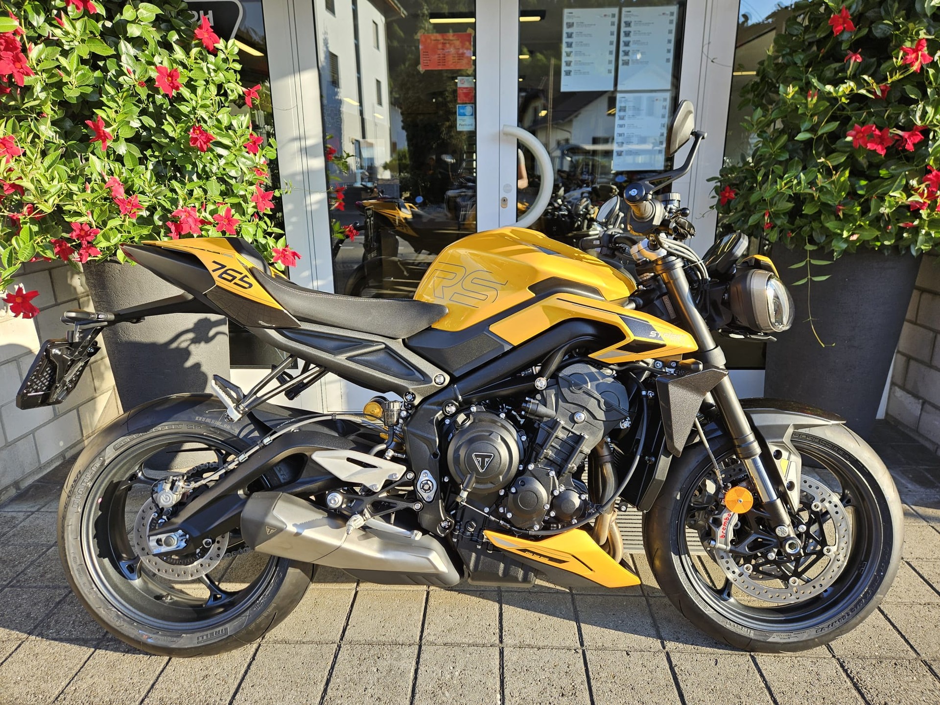 TRIUMPH Street Triple 765 RS-showroom-element-1