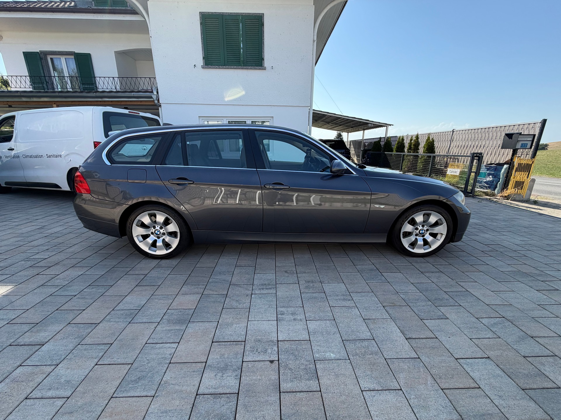 BMW 330i Touring Steptronic-image-2