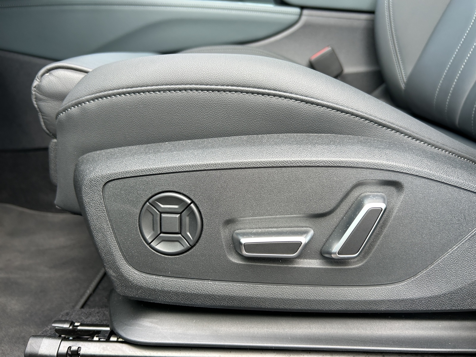 AUDI Q3 SUV e-hybrid 200 kW S tronig-image-17