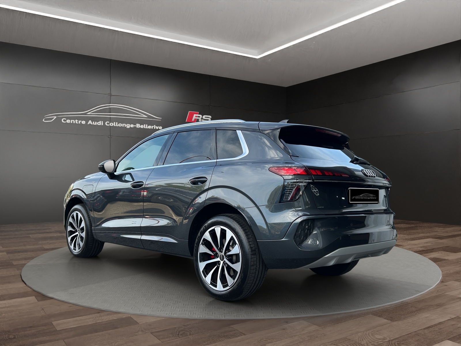 AUDI Q3 SUV e-hybrid 200 kW S tronig-showroom-element-3