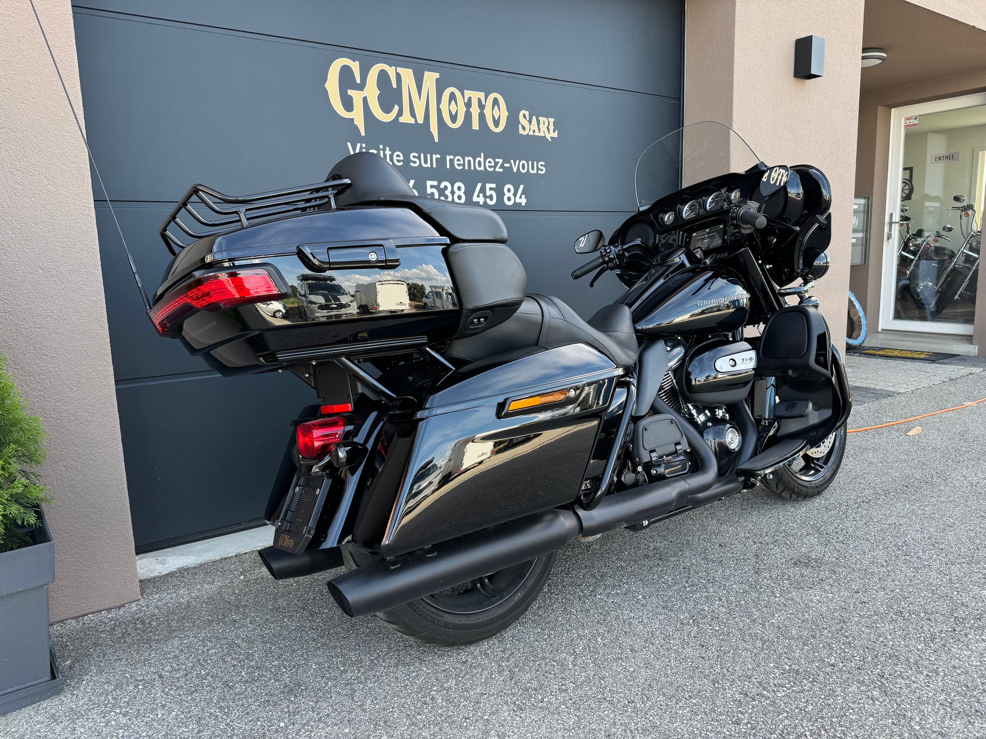 HARLEY-DAVIDSON FLHTK Electra Glide Ultra Limited Black Finish114-showroom-element-2