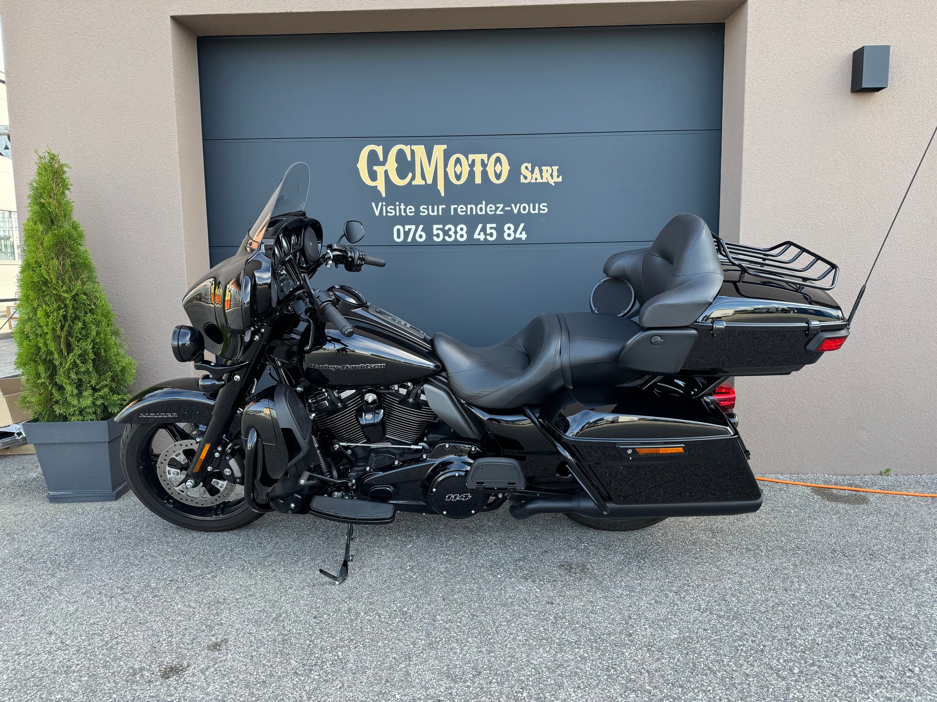 HARLEY-DAVIDSON FLHTK Electra Glide Ultra Limited Black Finish114-showroom-element-3