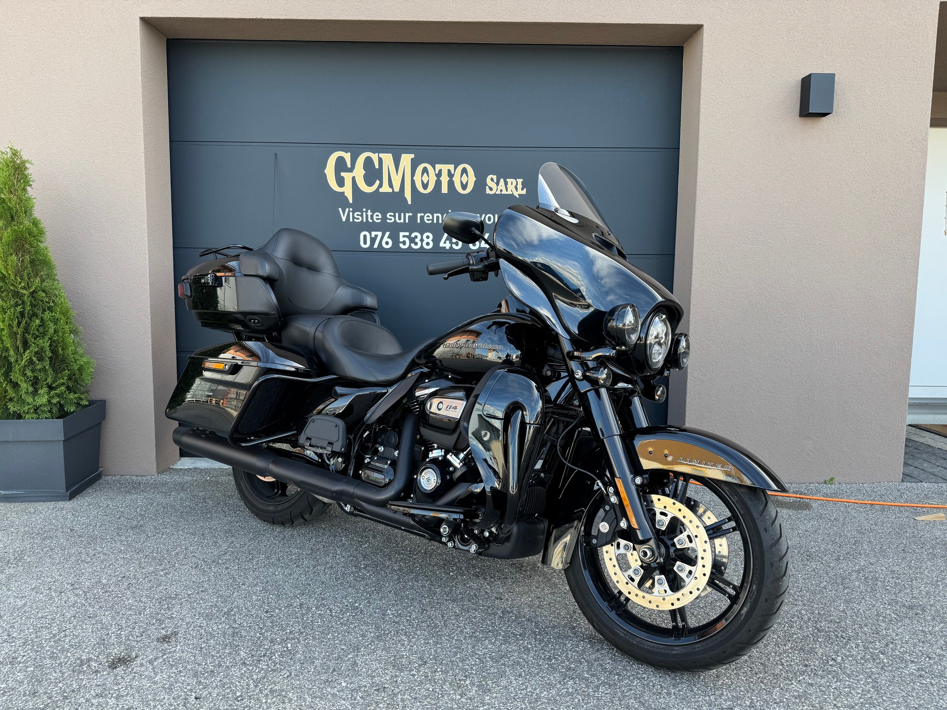 HARLEY-DAVIDSON FLHTK Electra Glide Ultra Limited Black Finish114-showroom-element-1