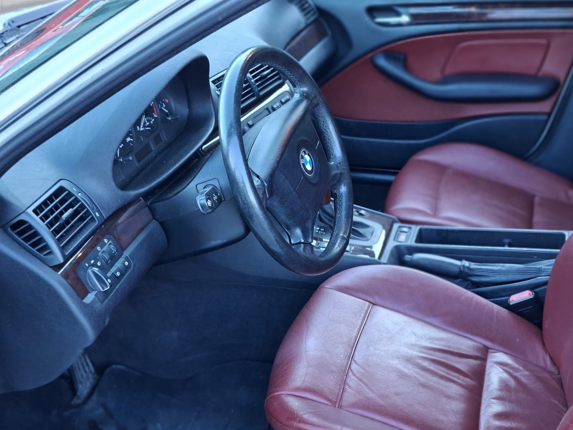 BMW 325xi-image-10