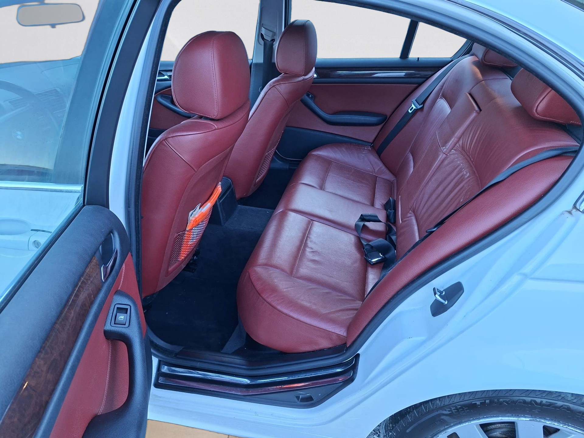 BMW 325xi-image-9