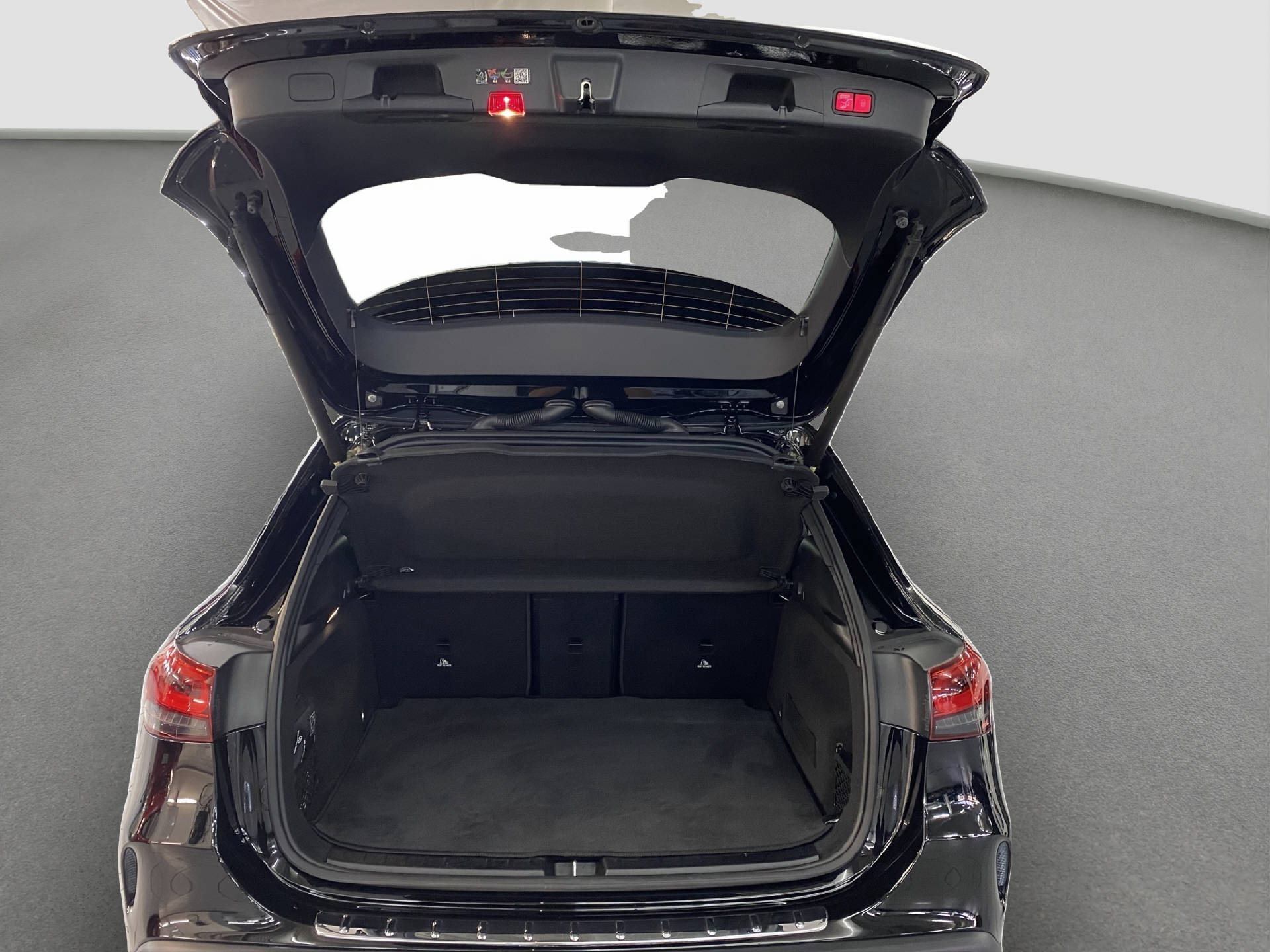 MERCEDES-BENZ EQA 350 AMG Line 4MATIC-image-12