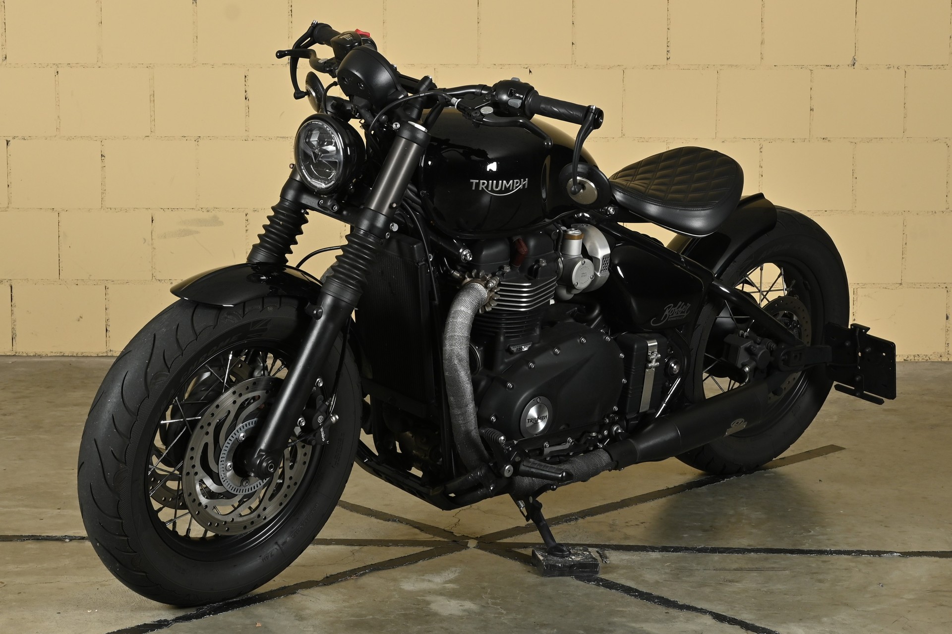 TRIUMPH Bonneville 1200 Bobber-showroom-element-2