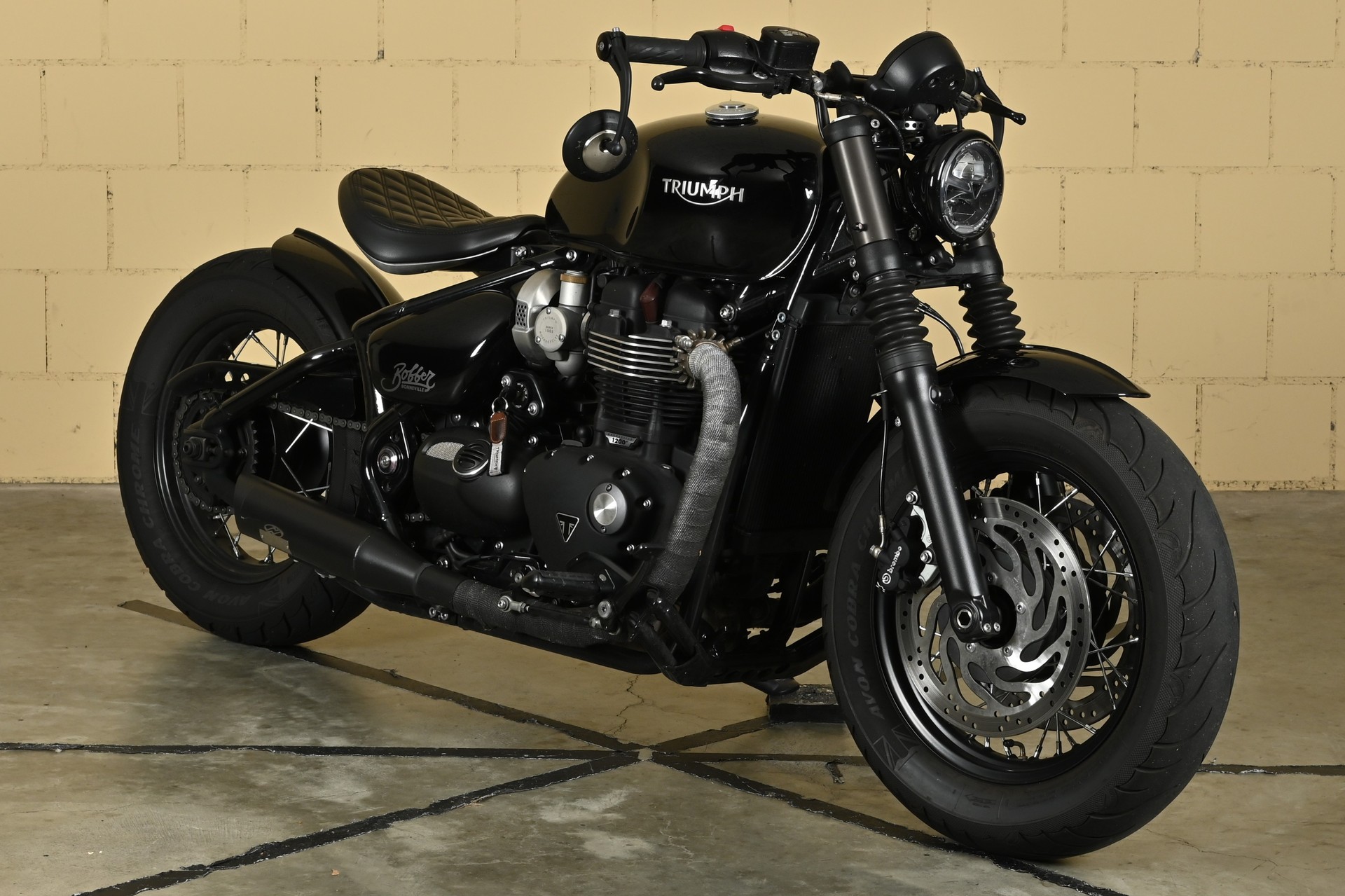 TRIUMPH Bonneville 1200 Bobber-showroom-element-1