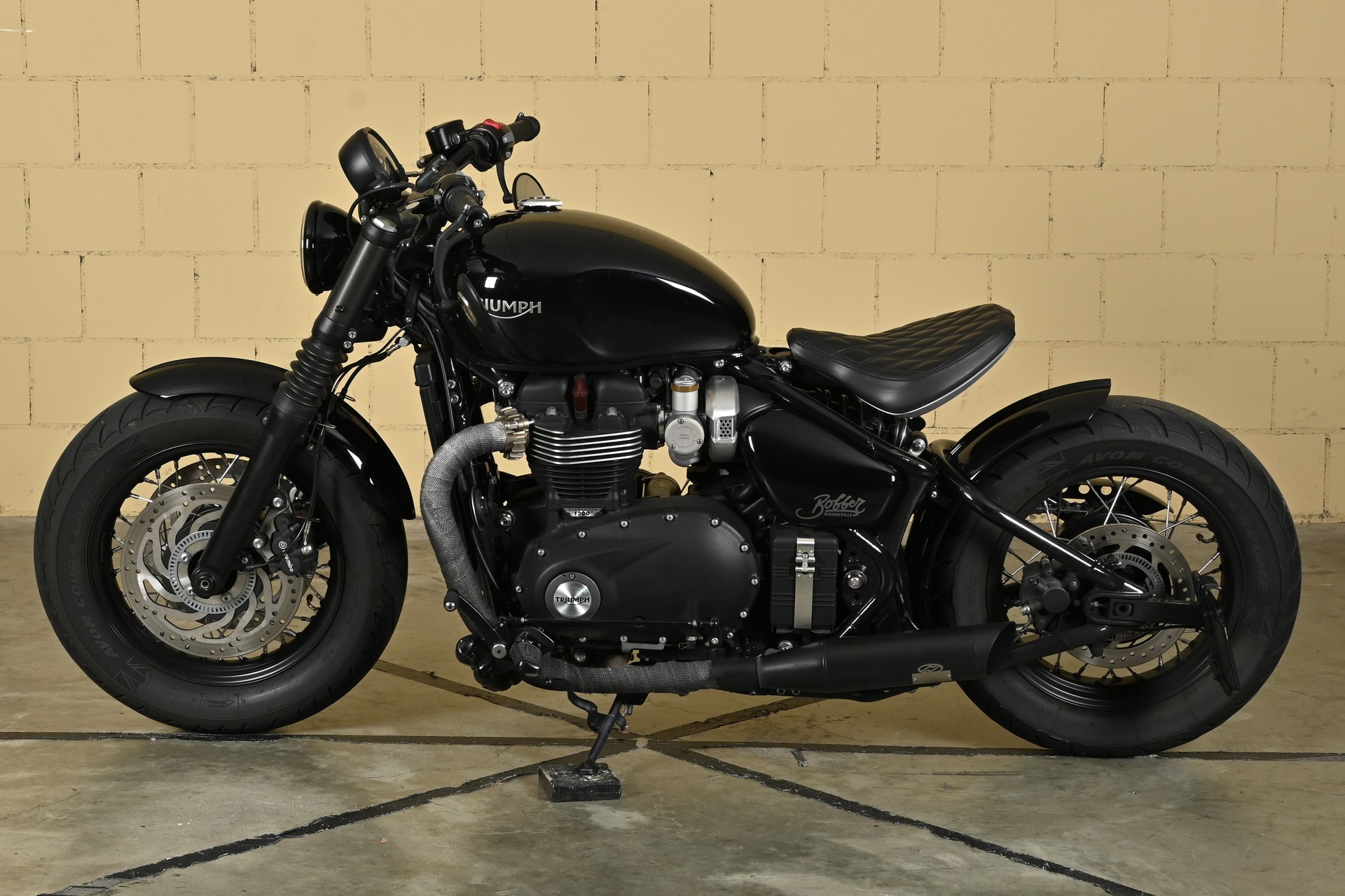 TRIUMPH Bonneville 1200 Bobber-showroom-element-3