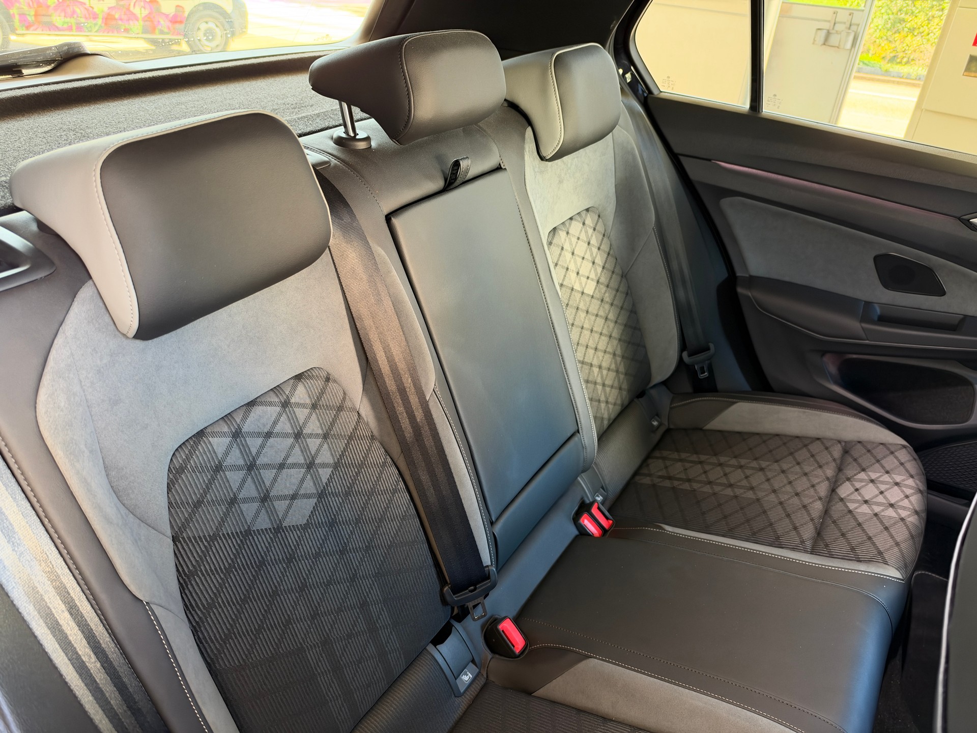VW Golf 2.0 TSI R-Line DSG 4 Motion-image-12