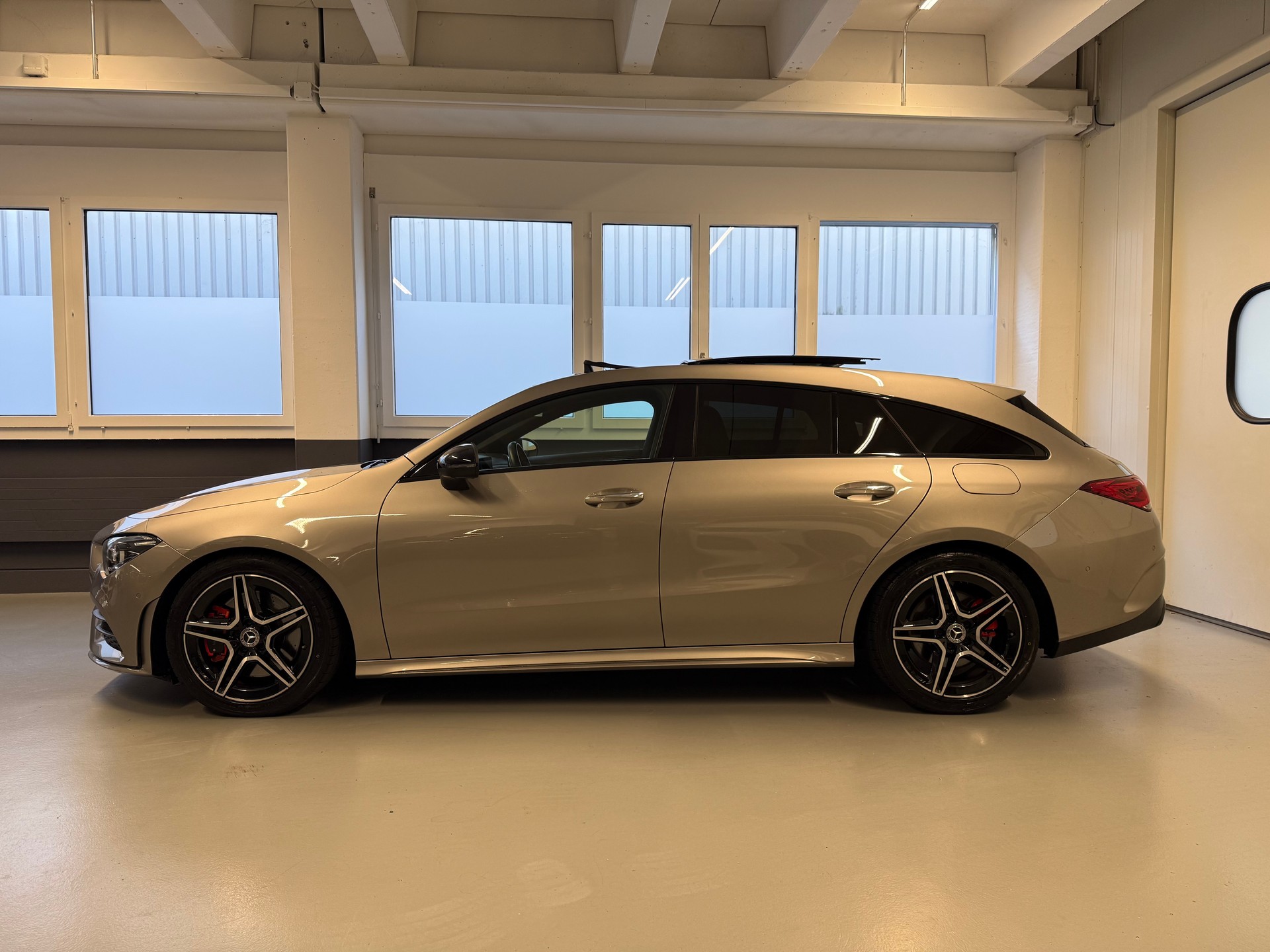 MERCEDES-BENZ CLA Shooting Brake 250 4Matic 7G-DCT AMG Line-image-2