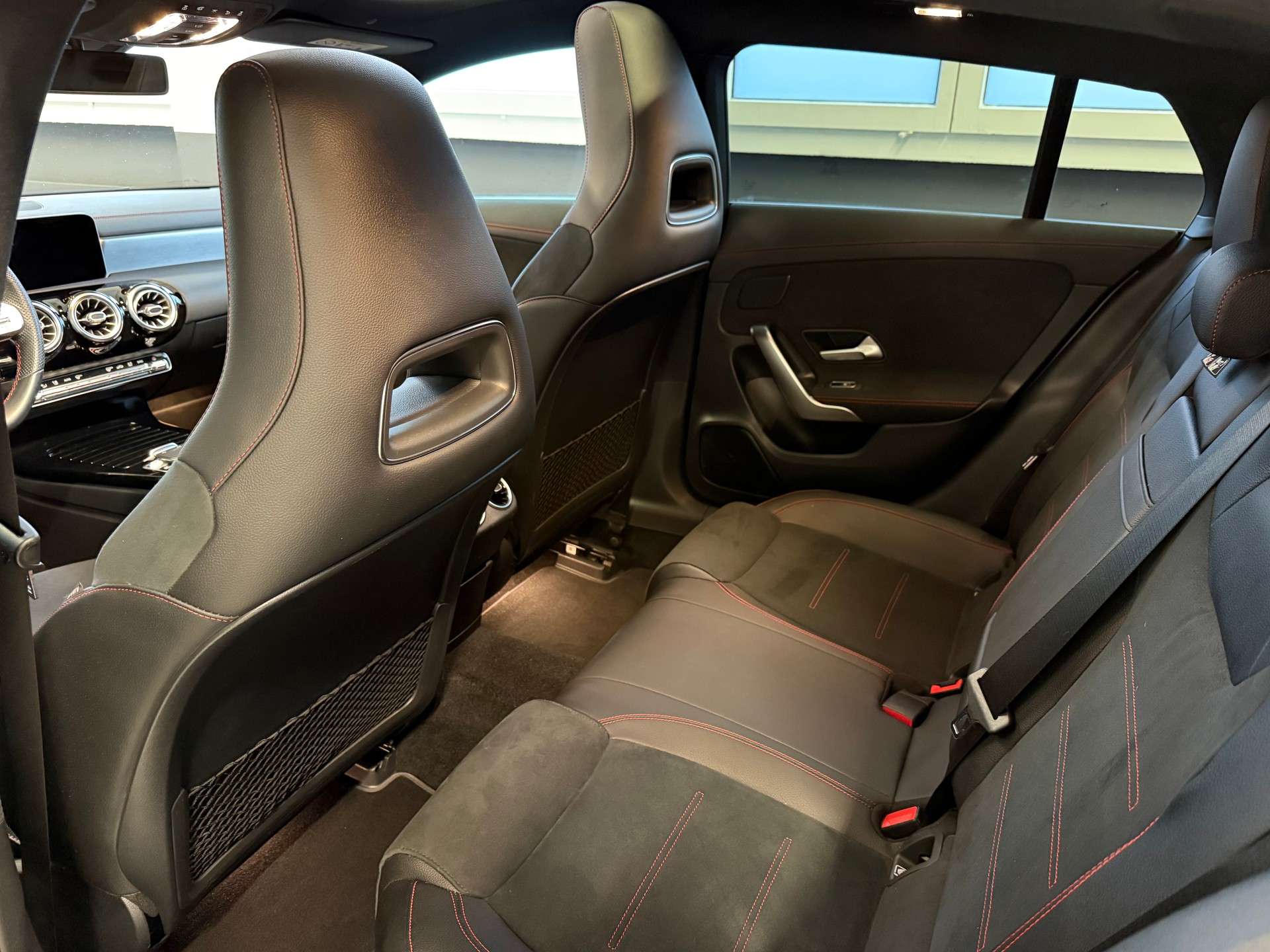 MERCEDES-BENZ CLA Shooting Brake 250 4Matic 7G-DCT AMG Line-image-17